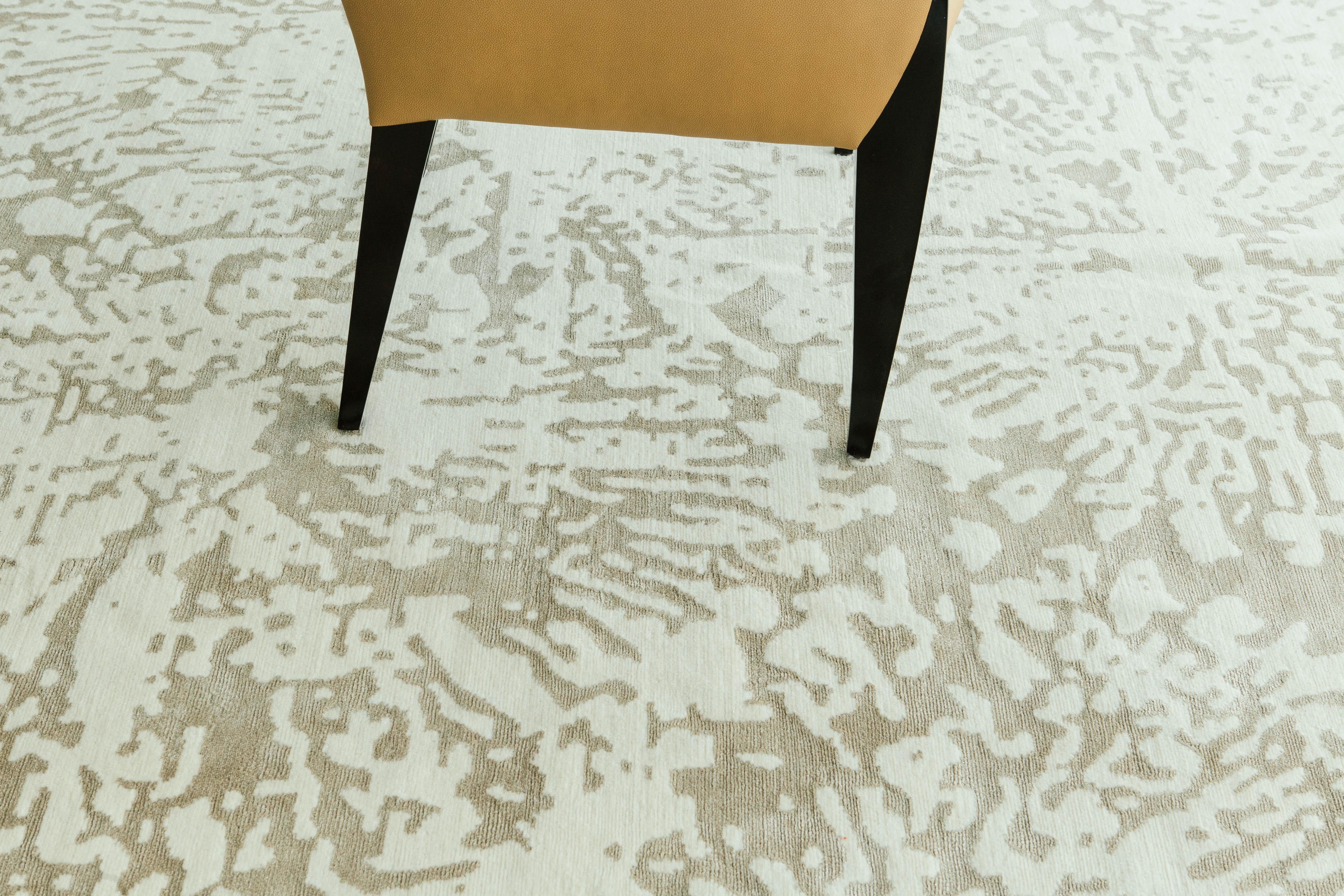 'Festa' is designed to be nothing short of festive. Its simple yet exciting design makes the perfect statement for any design space. This wool and silk design in tan and ivory will bring the perfect decorative touch.


Rug number: 21661
Size: 9'