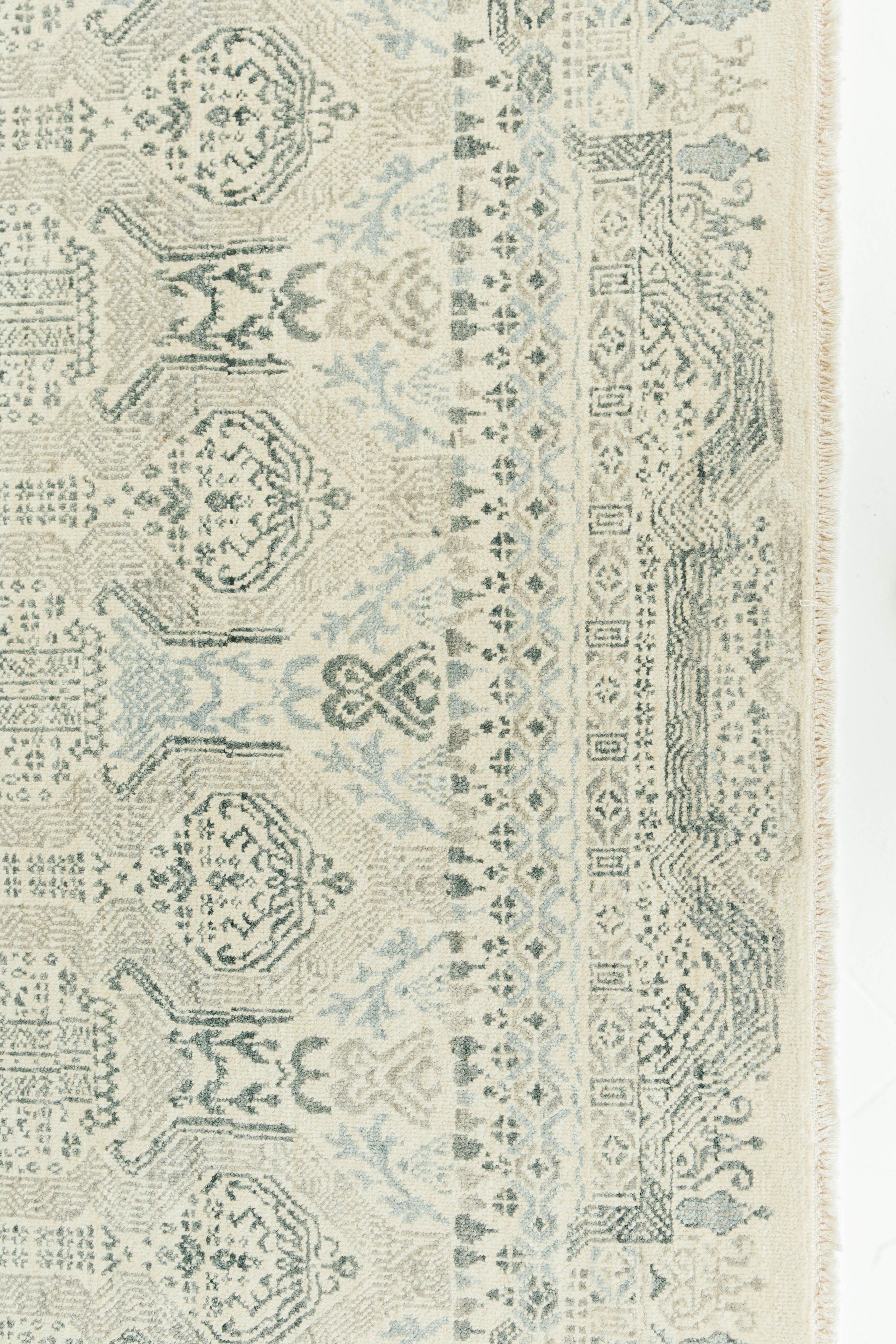 Dieses einzigartige Übergangsdesign aus der Allure Collection'S ist der Inbegriff von Eleganz und Raffinesse. Dixon ist ein Wollflorgewebe, das blaue, elfenbeinfarbene und graue Farben in Perfektion verwebt.


Teppich Nummer 26358
Größe 9' 2