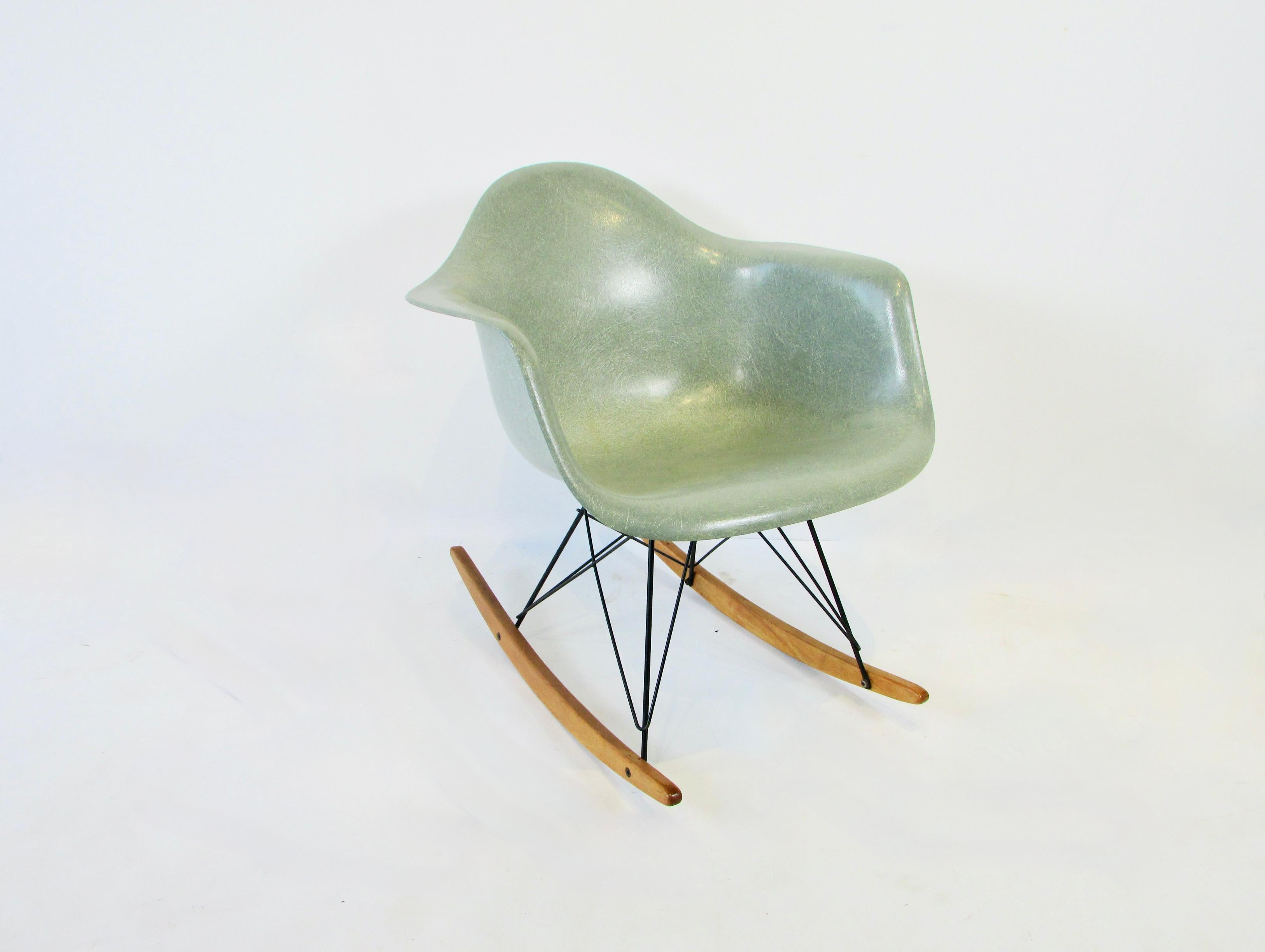 Charles and Ray Eames design for Herman Miller. RAR ( Rocking Arm steel Rod ) chair. Transitional chair having large biscuit shock mounts but after rope edge production. Most likely circa 1954. Fine original condition with no blemishes or shock