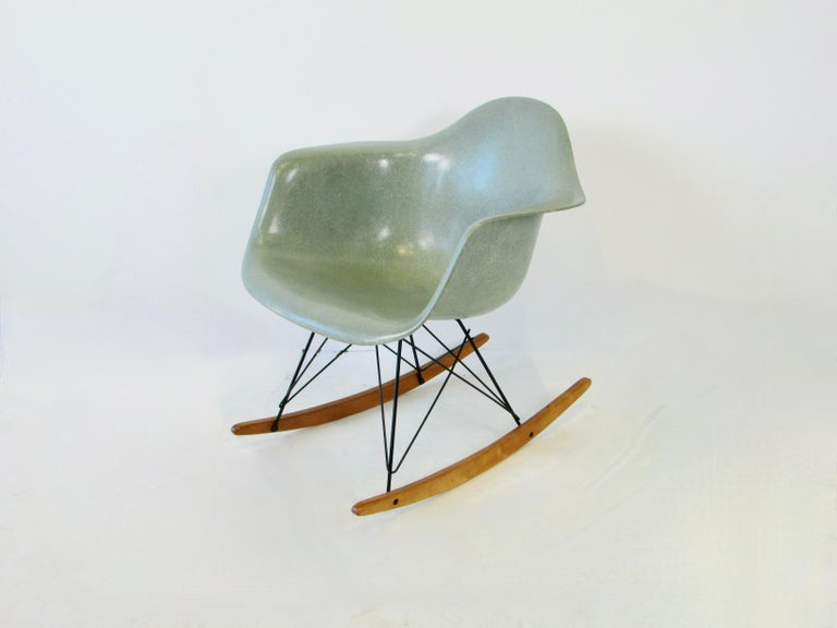 Mid-Century Modern Transitional Eames for Herman Miller Fiberglass RAR Rocking Chair For Sale