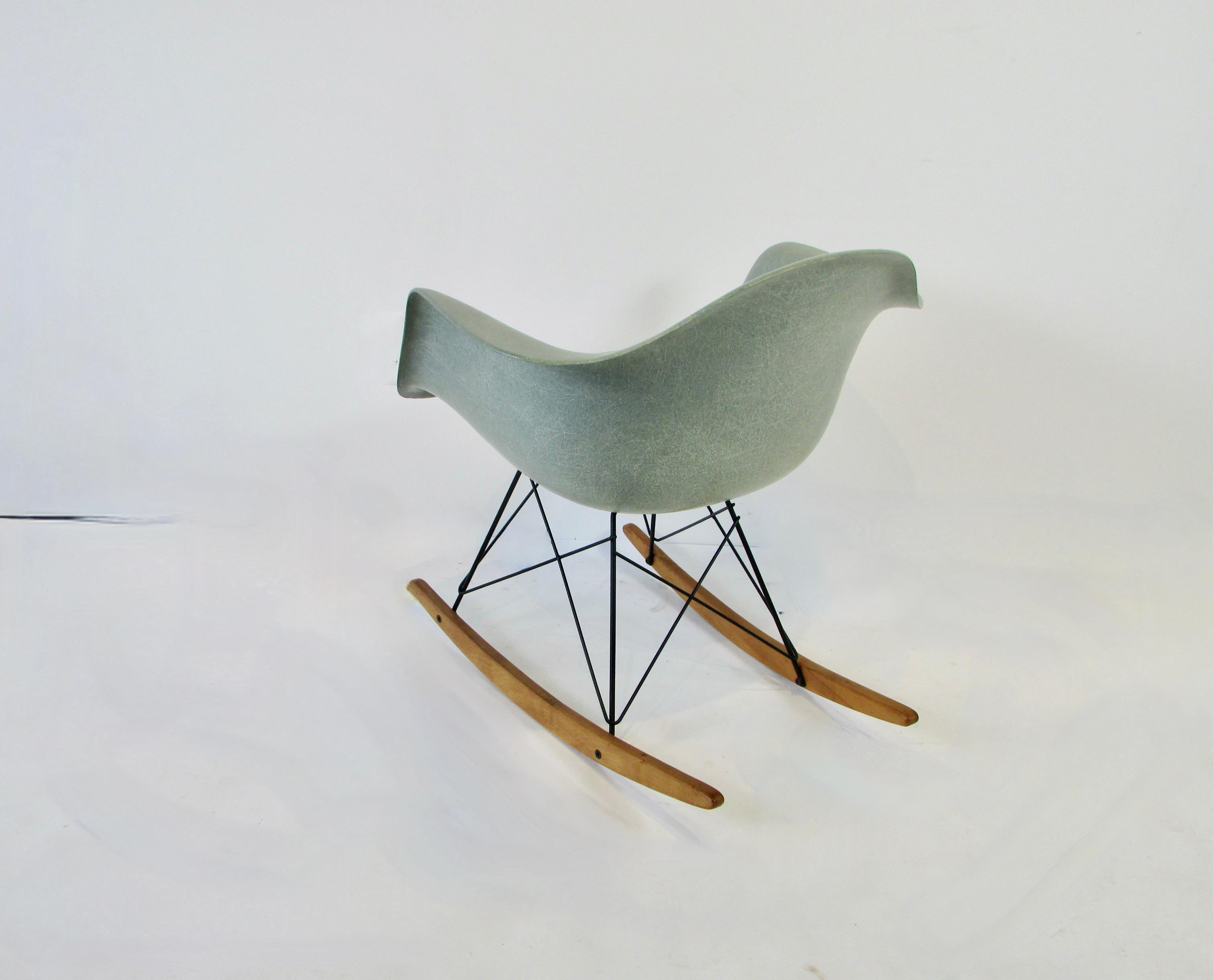 Transitional Eames for Herman Miller Fiberglass RAR Rocking Chair In Good Condition In Ferndale, MI