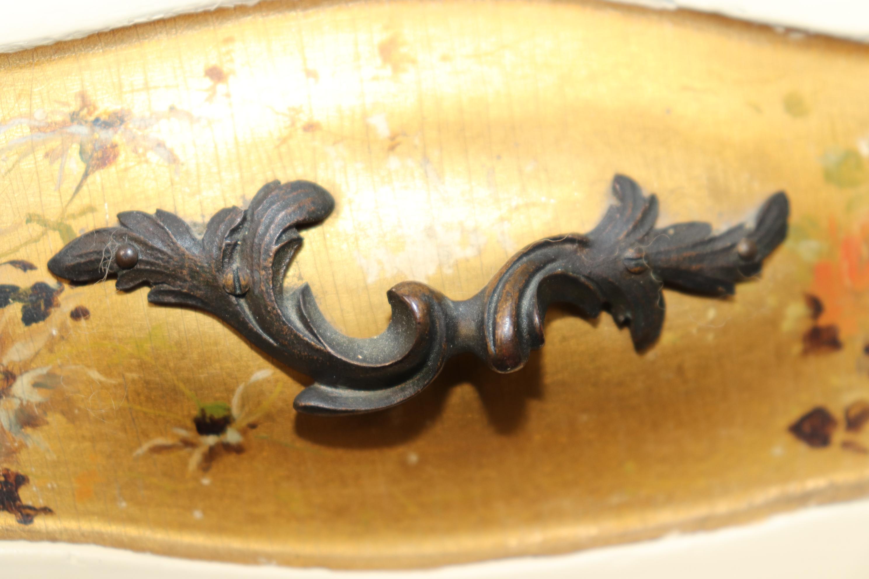 Coiffeuse française de style transition Louis XV Art nouveau décorée de figures figuratives pour femmes en vente 5
