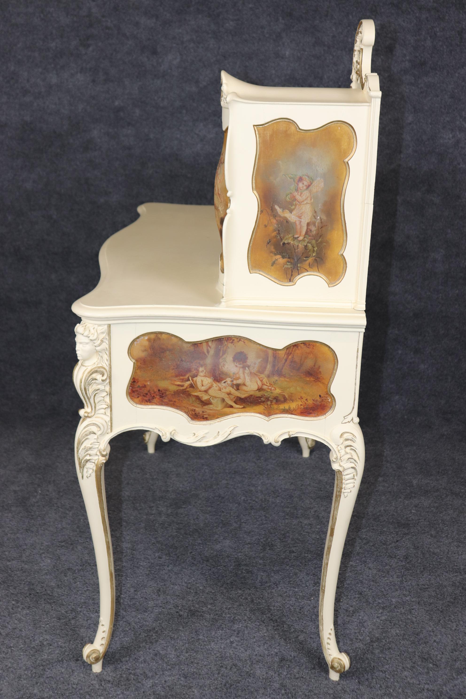 Avec son design asymétrique, cette pièce est une transition vers l'Art nouveau. Les thèmes des chérubins et des putti, peints et sculptés, sont superbement réalisés. Cette pièce fait partie d'un ensemble de chambre à coucher comprenant un lit, une