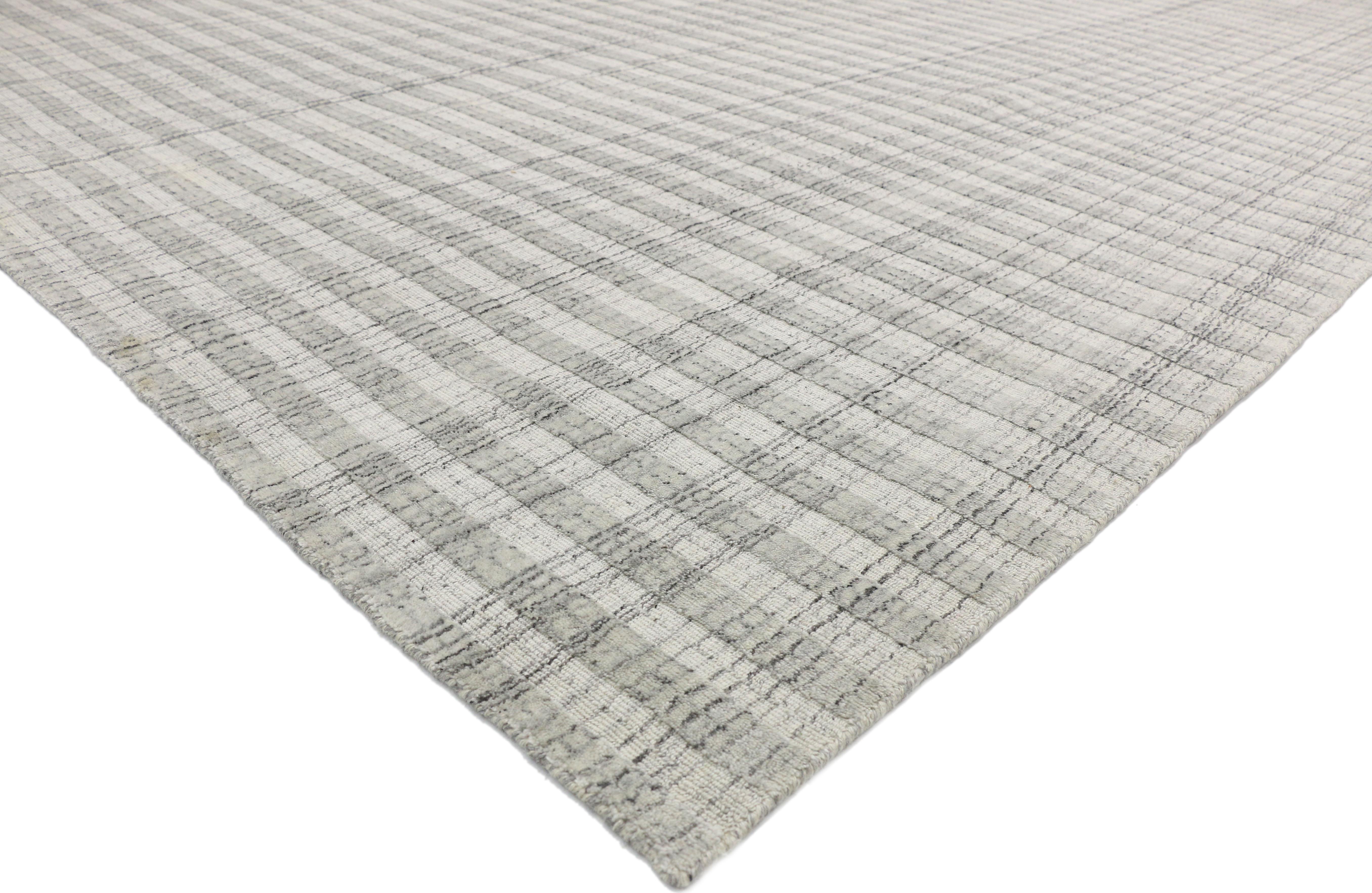 30432, grauer Übergangsteppich im schwedisch-gustavianischen Stil, Textur-Teppich. Elegante Schlichtheit trifft auf provenzalischen Chic in diesem wunderschönen grauen Teppich mit schwedisch-gustavianischem Stil. Dieser ruhige und komfortable
