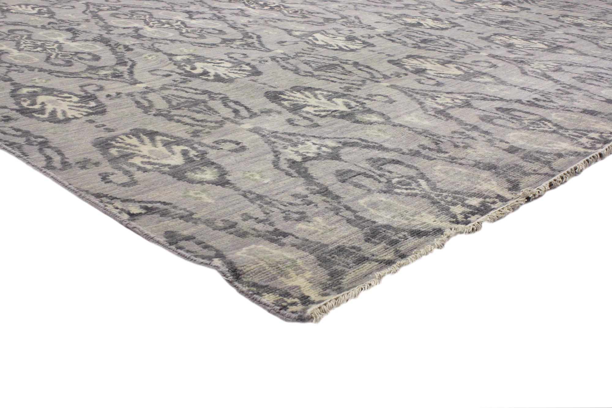 30262 Transitional Gray Ikat Teppich, 09'11 x 13'10. Mit seinem zeitlosen Design und den kühlen Grautönen verkörpert dieser handgeknüpfte Wollteppich Damask Ikat einen modernen Stil mit ausgewogener Symmetrie. Das abgewetzte graue Feld ist mit einem