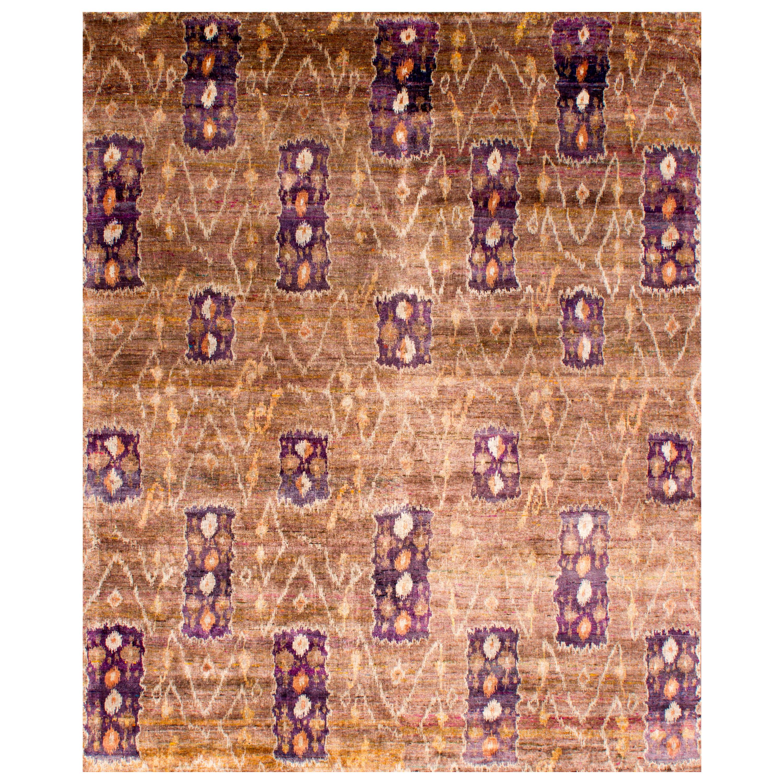 Tapis contemporain écologique en soie mauve et camel noué à la main, en stock