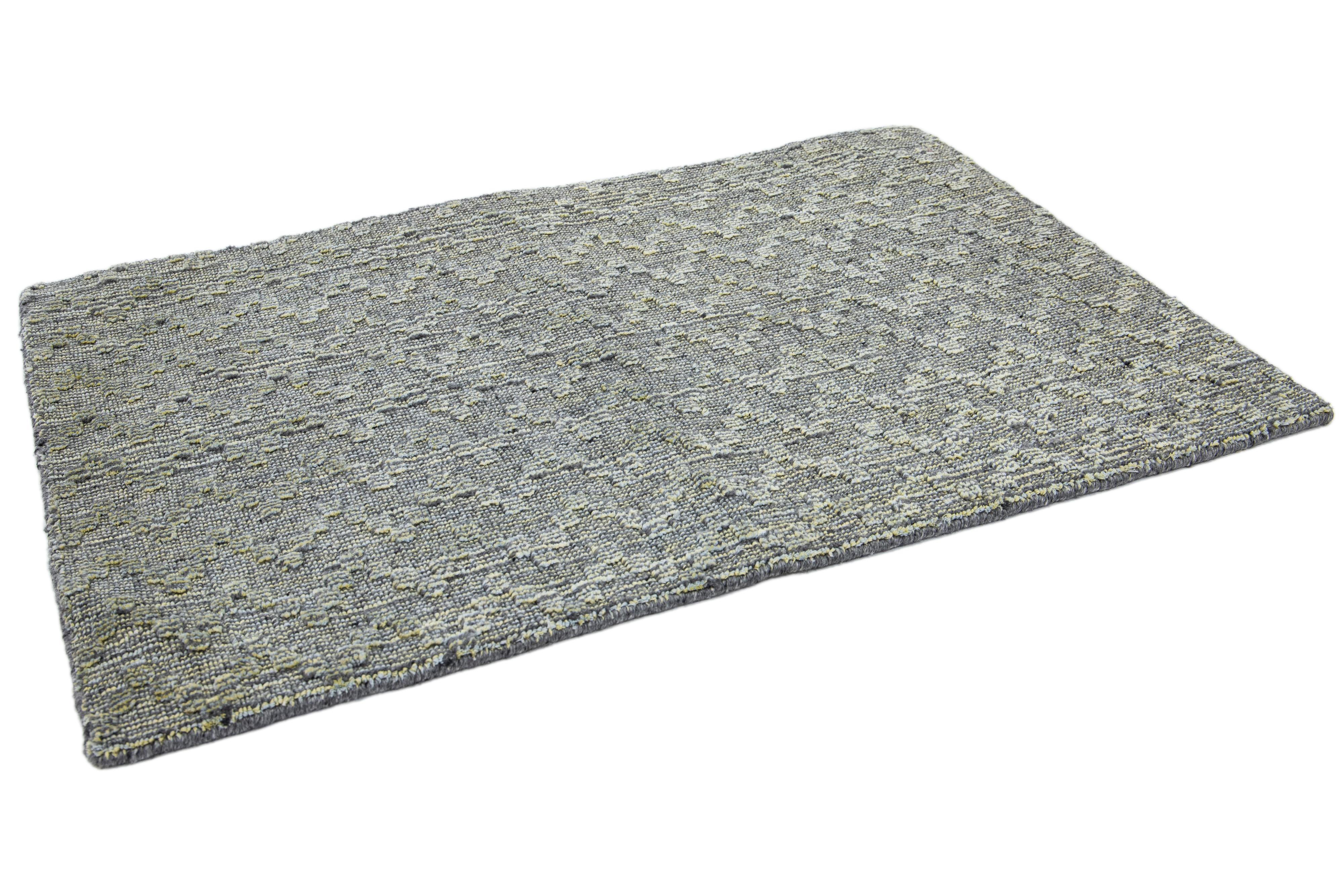 Tappeto personalizzato in lana di transizione di Apadana. Dimensioni e colori personalizzati su ordinazione. 

Materiale: Lana e seta
Tecniche: Annodato a mano
Stile: Moderno
Tempi di consegna: Disponibile in circa 15-16 settimane 
Colori: Come
