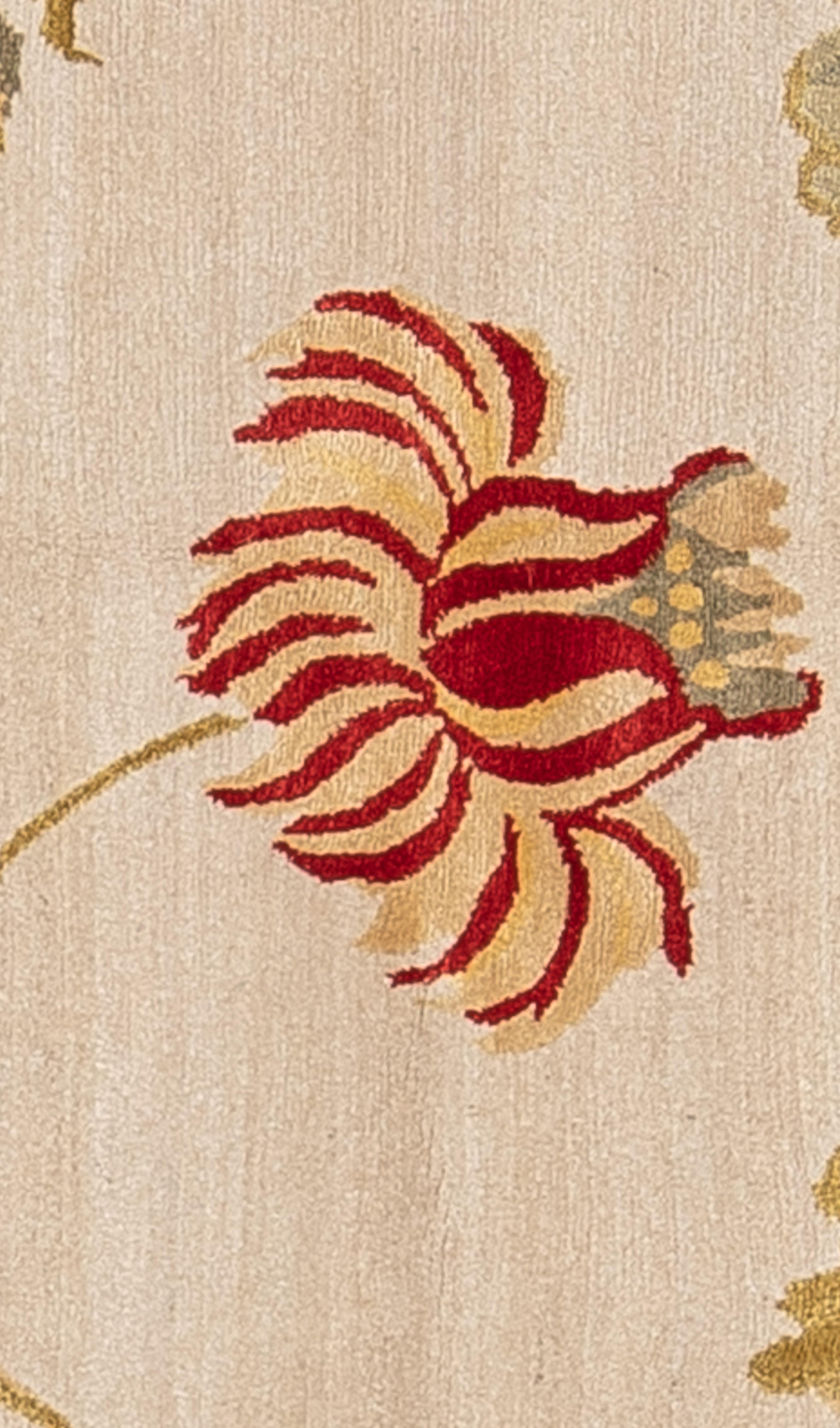 Dieser handgewebte Stammesteppich im Übergangsstil zeigt ein wunderschönes mehrfarbiges Motiv im hawaiianischen Stil auf einem elfenbeinfarbenen Feld.

Größe - 6' x 9'
Farbe - Mehrfarbig
Typ - Übergangsweise

**Zertifiziert und anerkannt als
