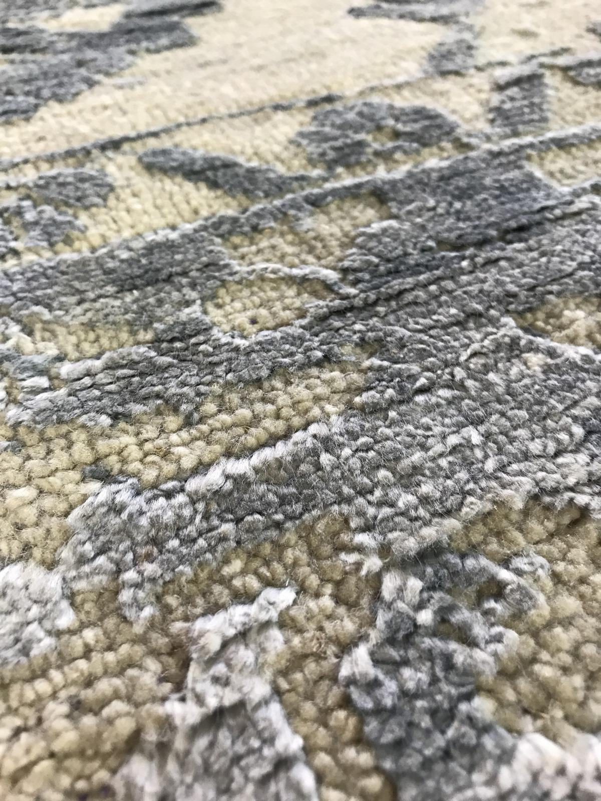 Transitional High Low Beige and Silver Area Rug In New Condition For Sale In Los Angeles, CA