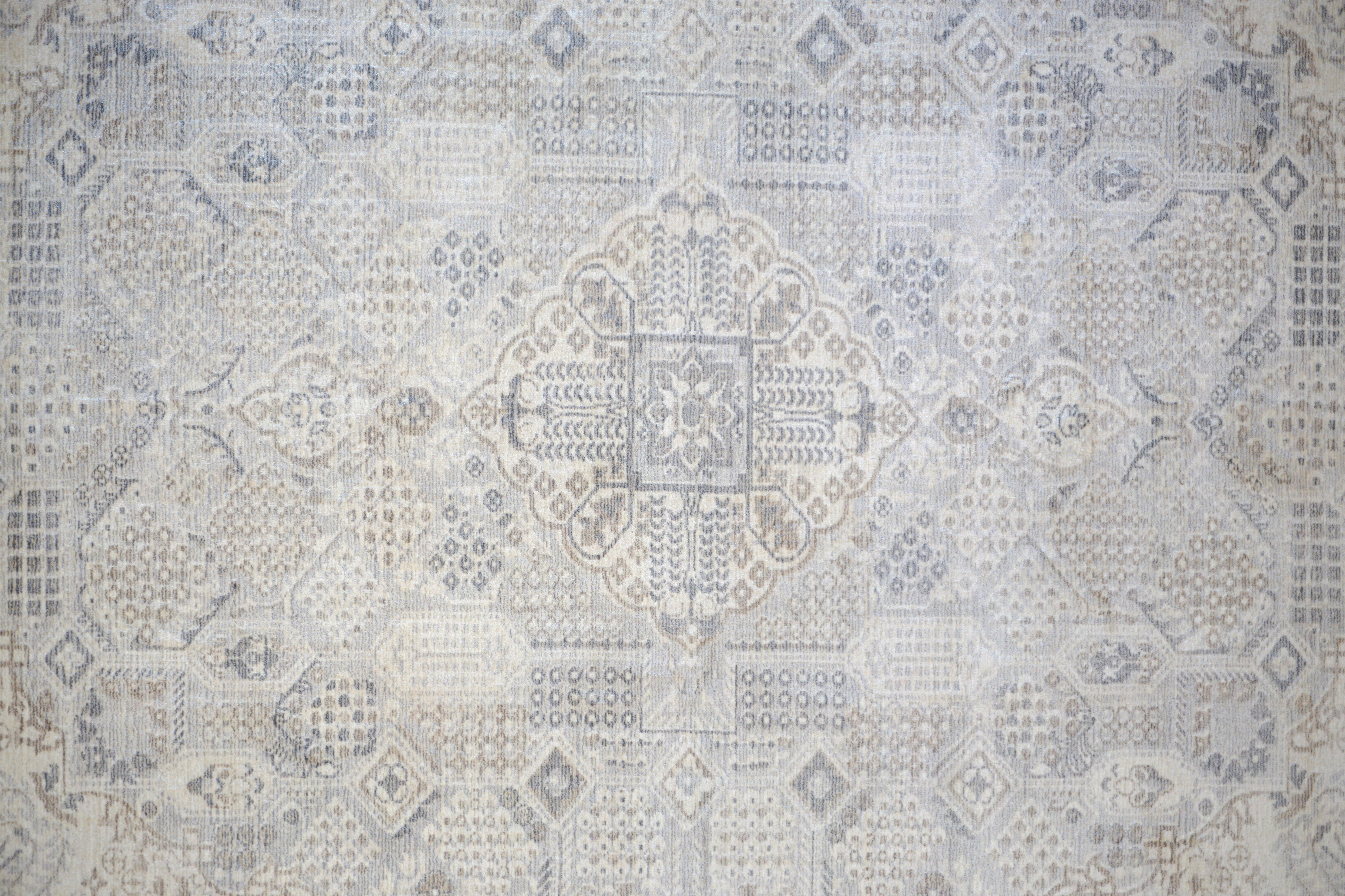 Vello di lana fatto a mano su una base di cotone.

Dimensioni: 8' x 10'

Origine: India

Colore del campo: Avorio 

Colore del bordo: Avorio 

Colori d'accento: Grigio, Marrone