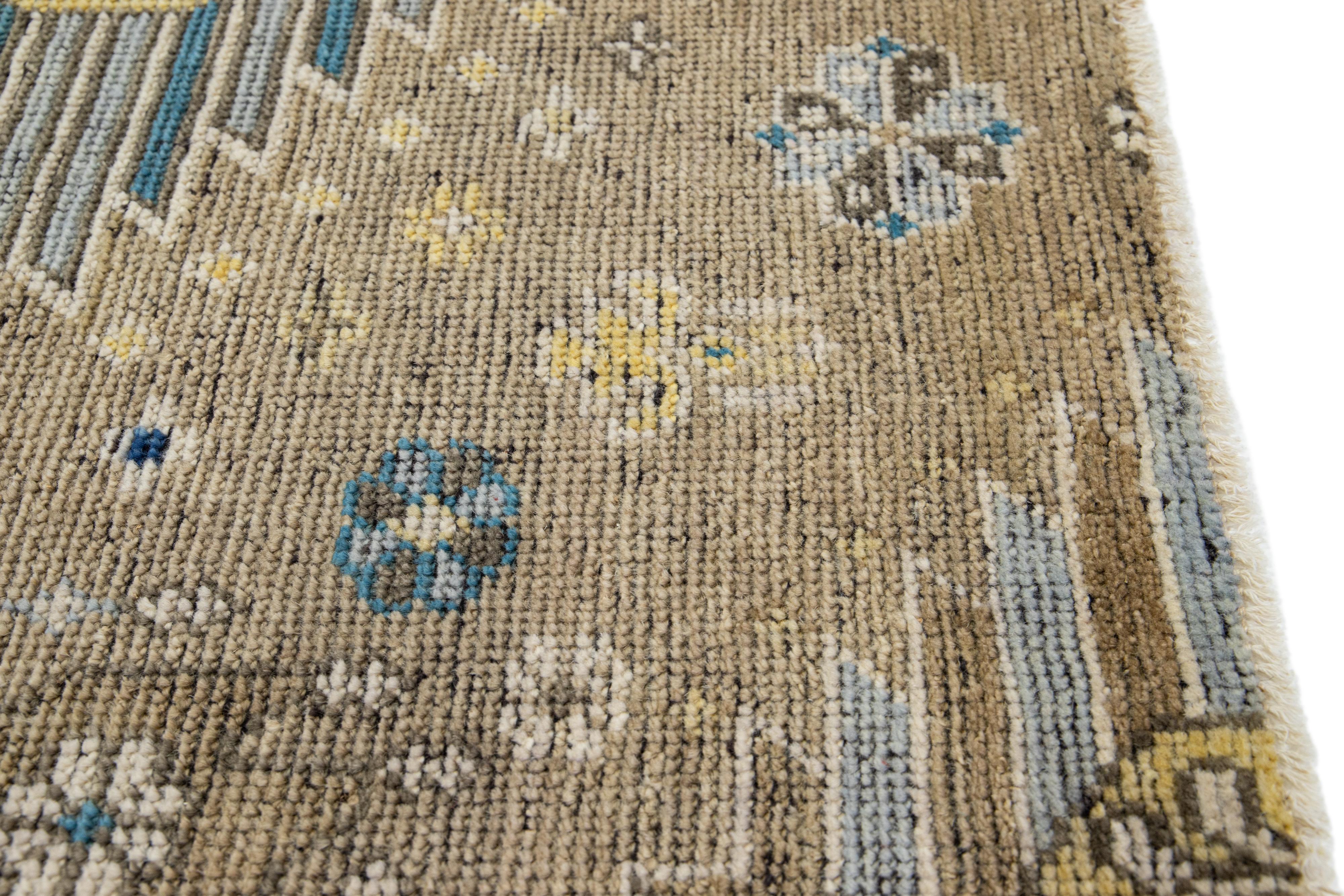 Tappeto in lana personalizzato in stile Khotan moderno di Apadana. Dimensioni e colori personalizzati su ordinazione. 

Materiale: Lana 
Tecniche: Annodato a mano
Stile: Vintage By
Tempi di consegna: Disponibile in circa 15-16 settimane 
Colori:
