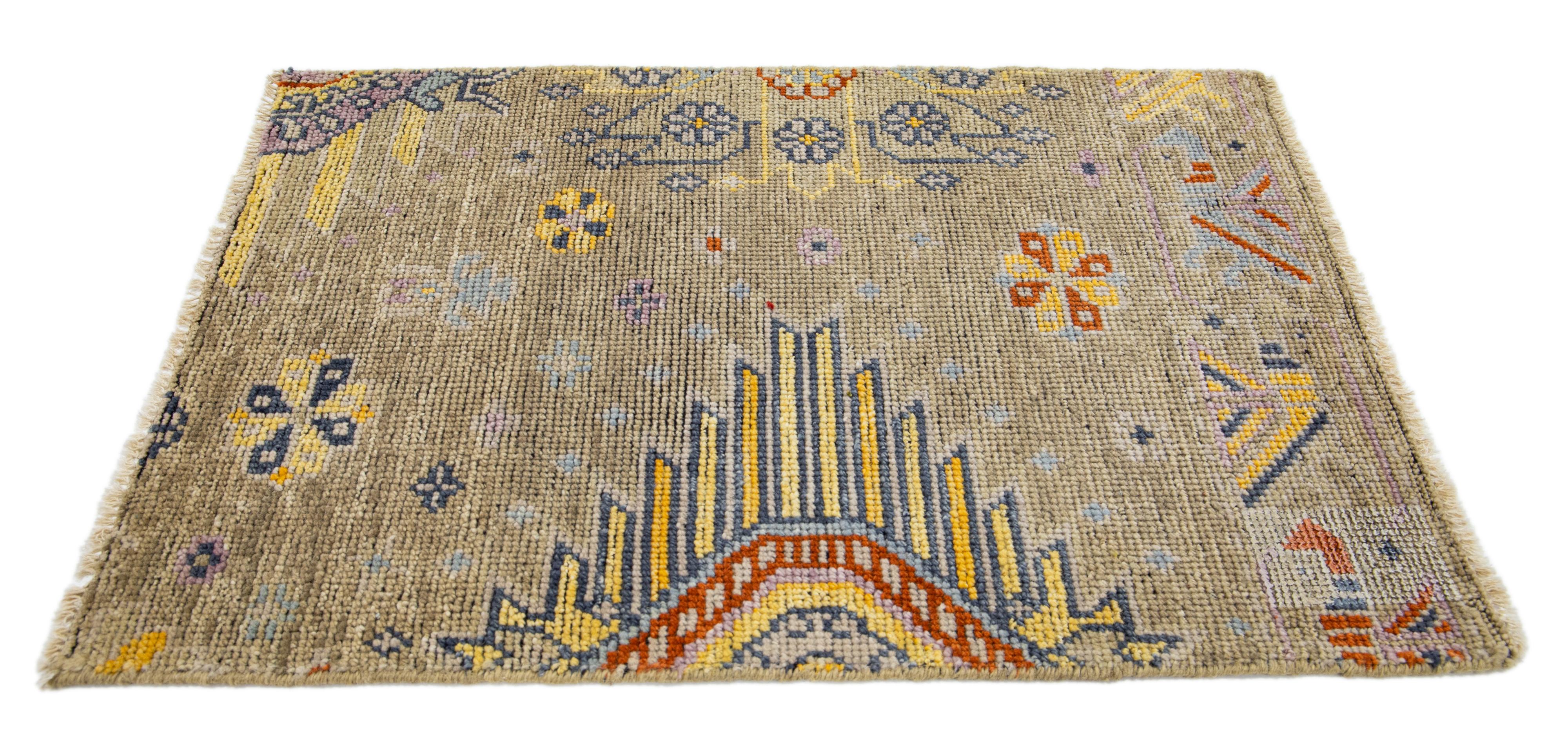 Tappeto in lana personalizzato in stile Khotan moderno di Apadana. Dimensioni e colori personalizzati su ordinazione. 

Materiale: Lana 
Tecniche: Annodato a mano
Stile: Vintage By
Tempi di consegna: Disponibile in circa 15-16 settimane 
Colori: