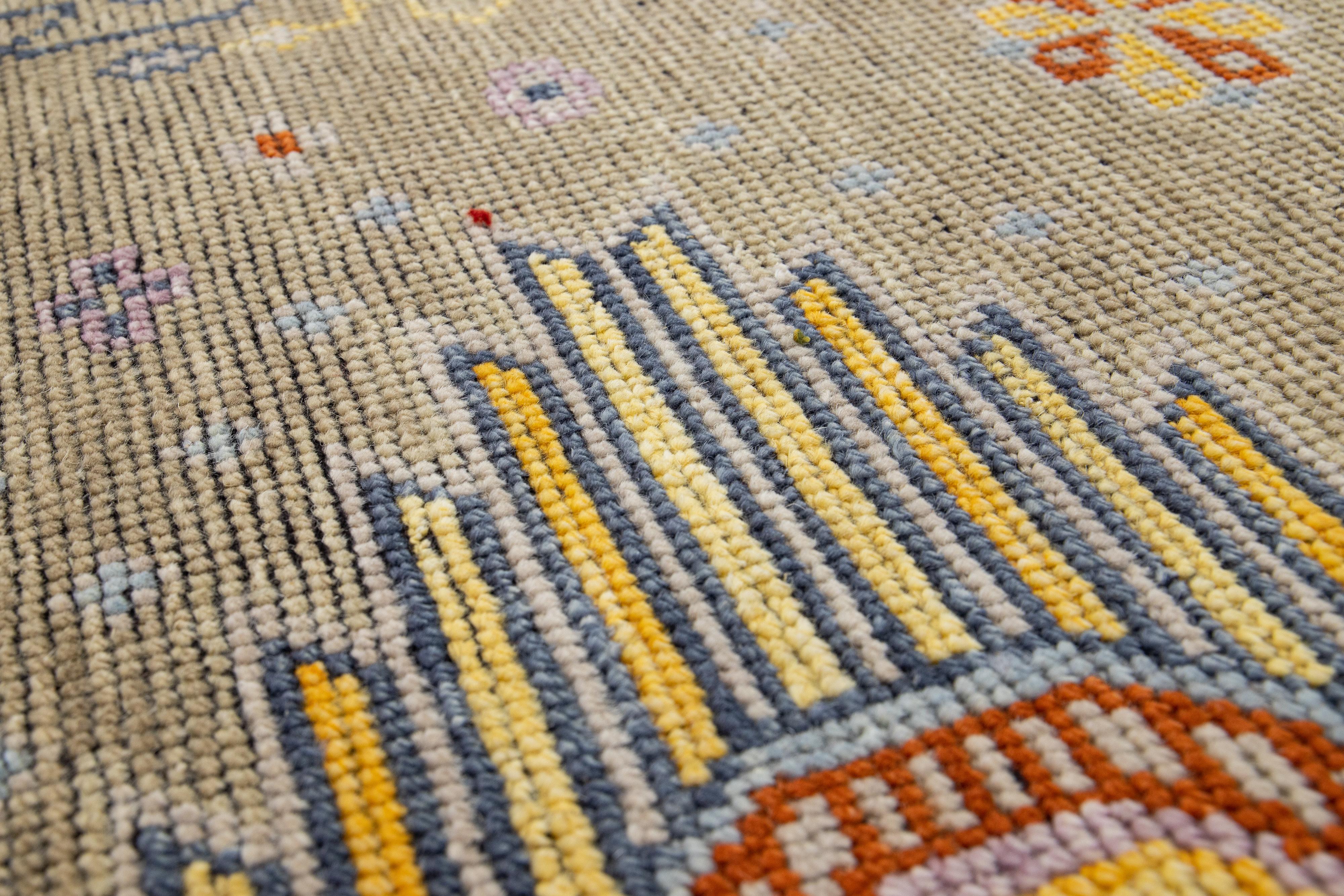 Annodato a mano Tappeto di transizione in stile Khotan fatto a mano e personalizzato in lana Tan in vendita