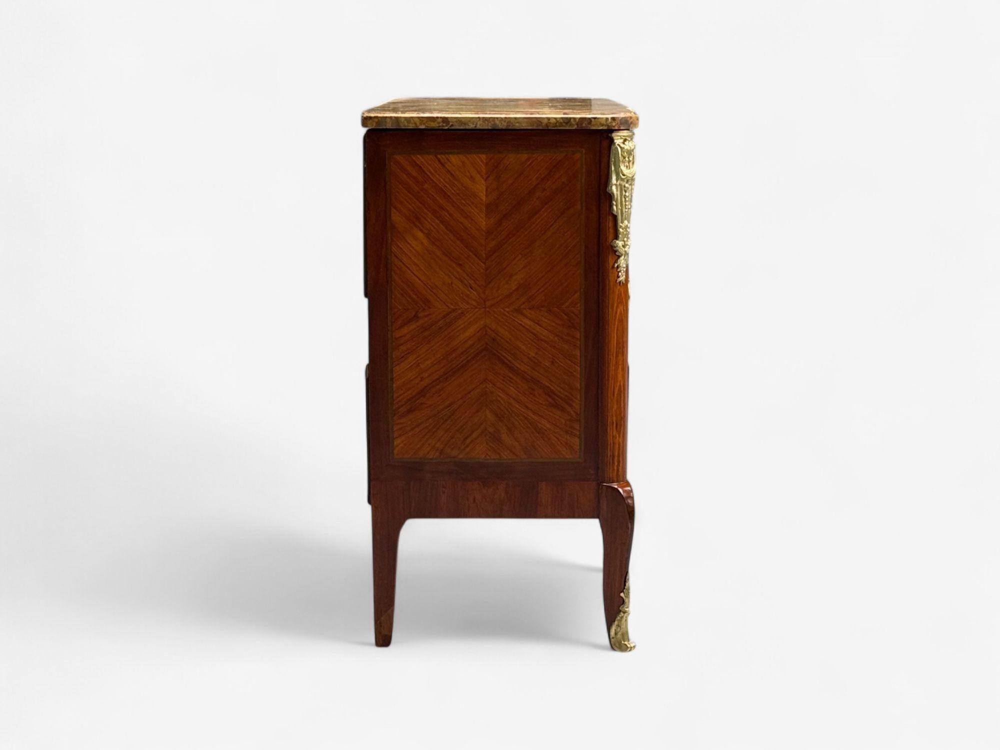 Commode di transizione Luigi XV, intarsio, mogano, bronzo, XIX secolo. in vendita 7
