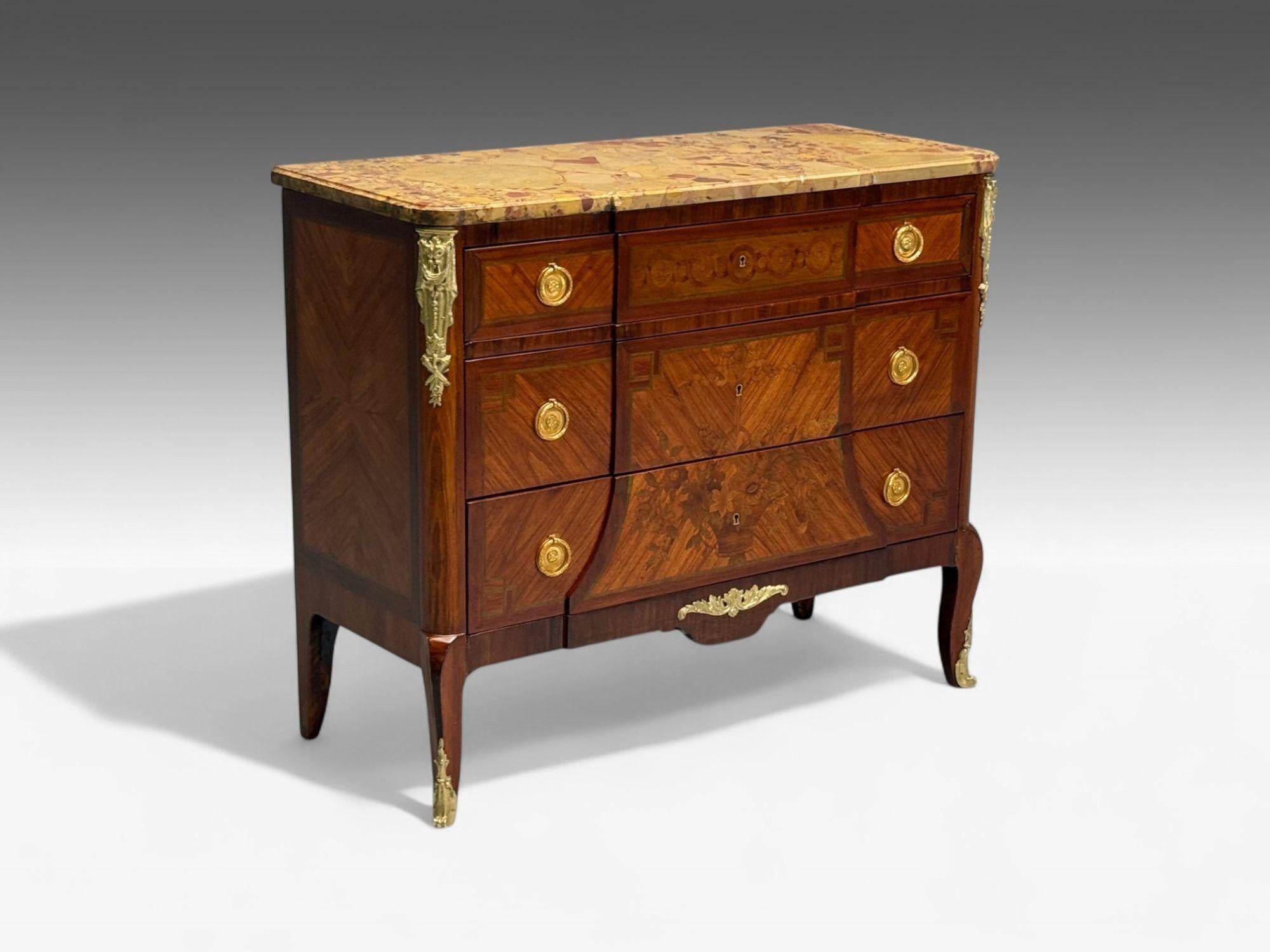 Commode di transizione Luigi XV, intarsio, mogano, bronzo, XIX secolo.

Un comodino o commode in stile Luigi XV, che si distingue per il suo design elegante e la sua squisita fattura, nello stile di Francois Link. La facciata è caratterizzata da tre