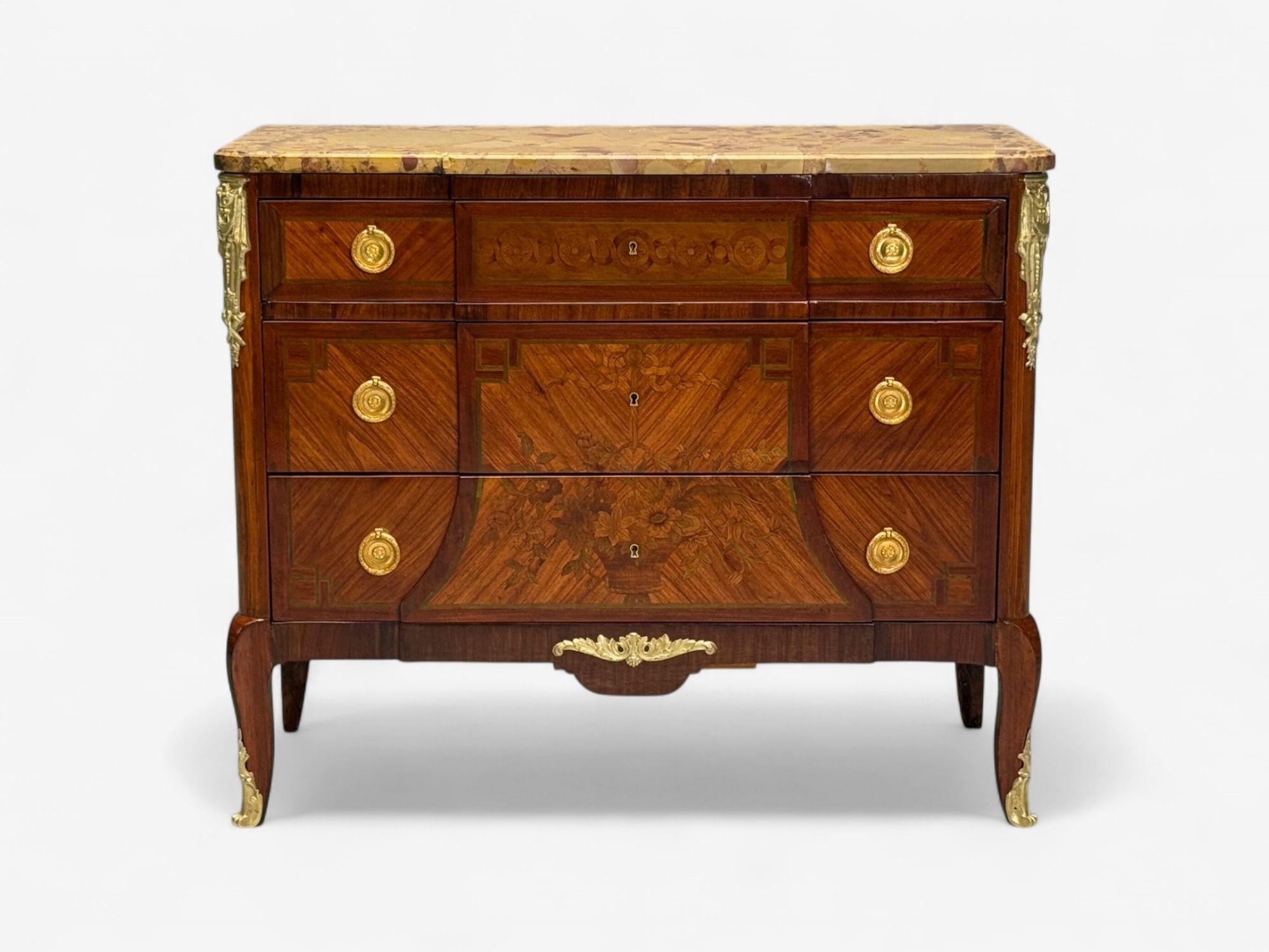 Francese Commode di transizione Luigi XV, intarsio, mogano, bronzo, XIX secolo. in vendita