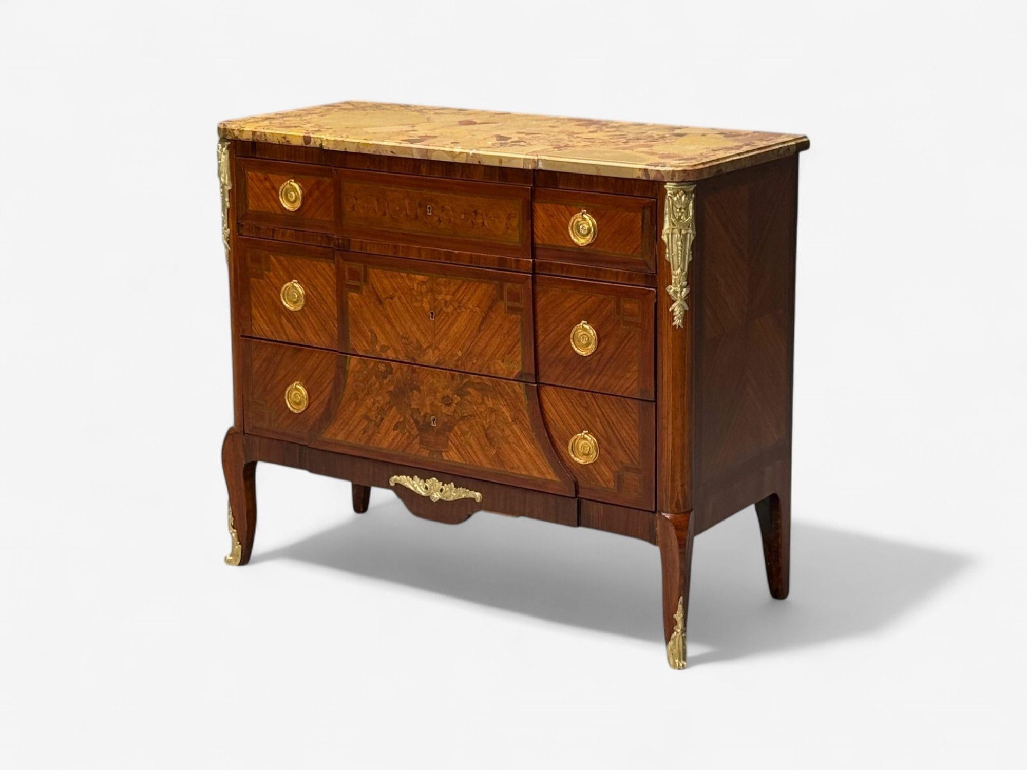 Commode di transizione Luigi XV, intarsio, mogano, bronzo, XIX secolo. In condizioni buone in vendita a Manhasset, NY