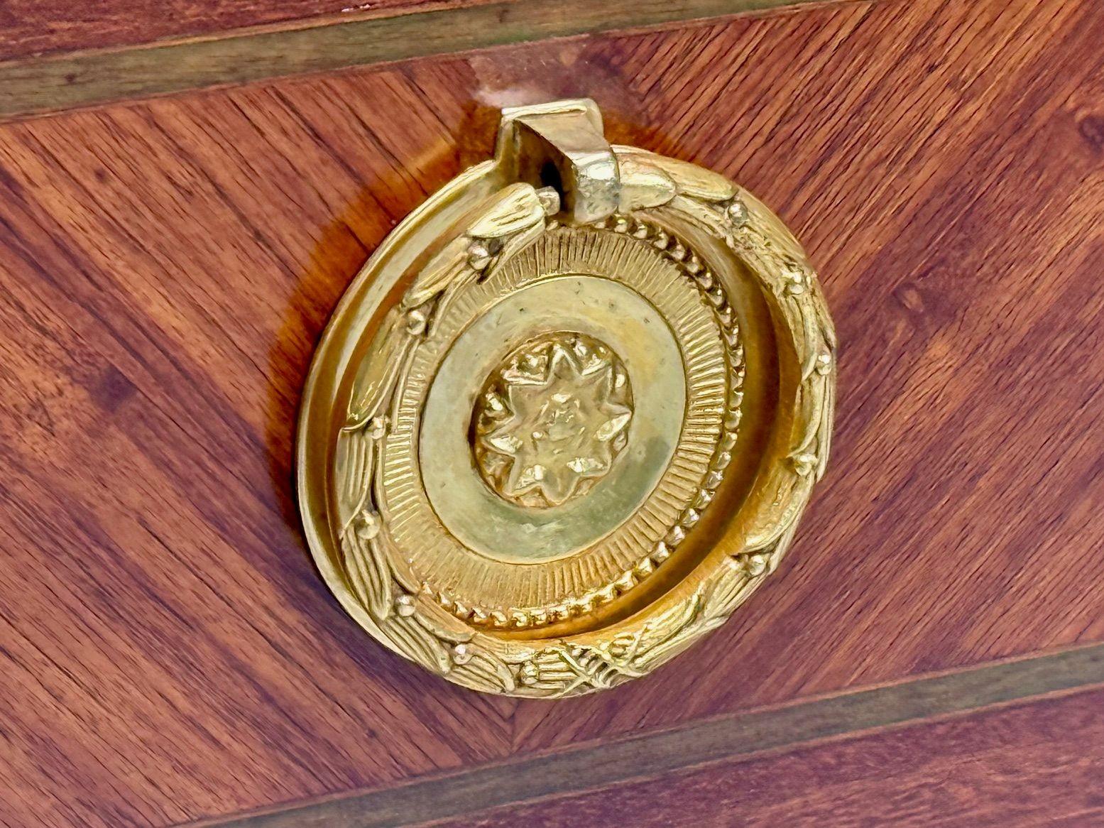 Commode di transizione Luigi XV, intarsio, mogano, bronzo, XIX secolo. in vendita 1