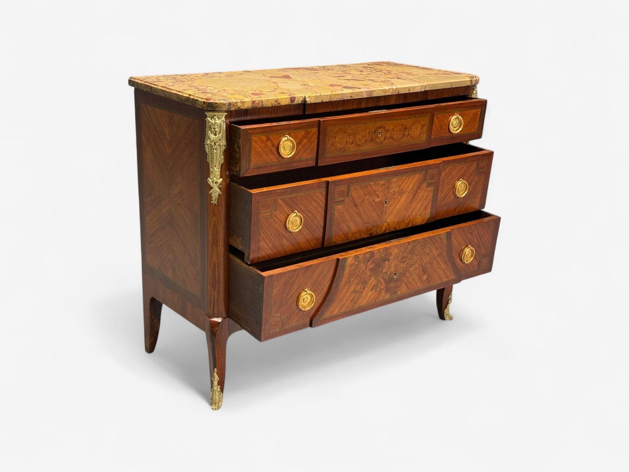 Commode di transizione Luigi XV, intarsio, mogano, bronzo, XIX secolo. in vendita 3