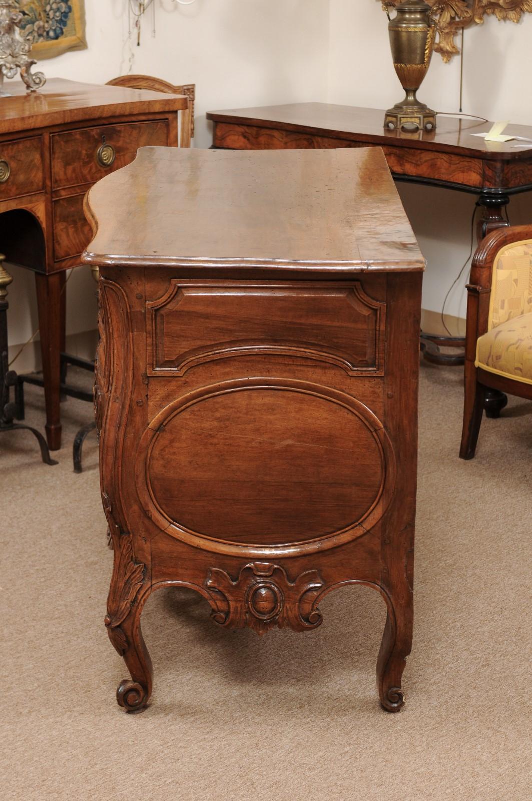 Commode di transizione in noce Luigi XV/XVI con grembiule traforato e gambe cabriole in vendita 8
