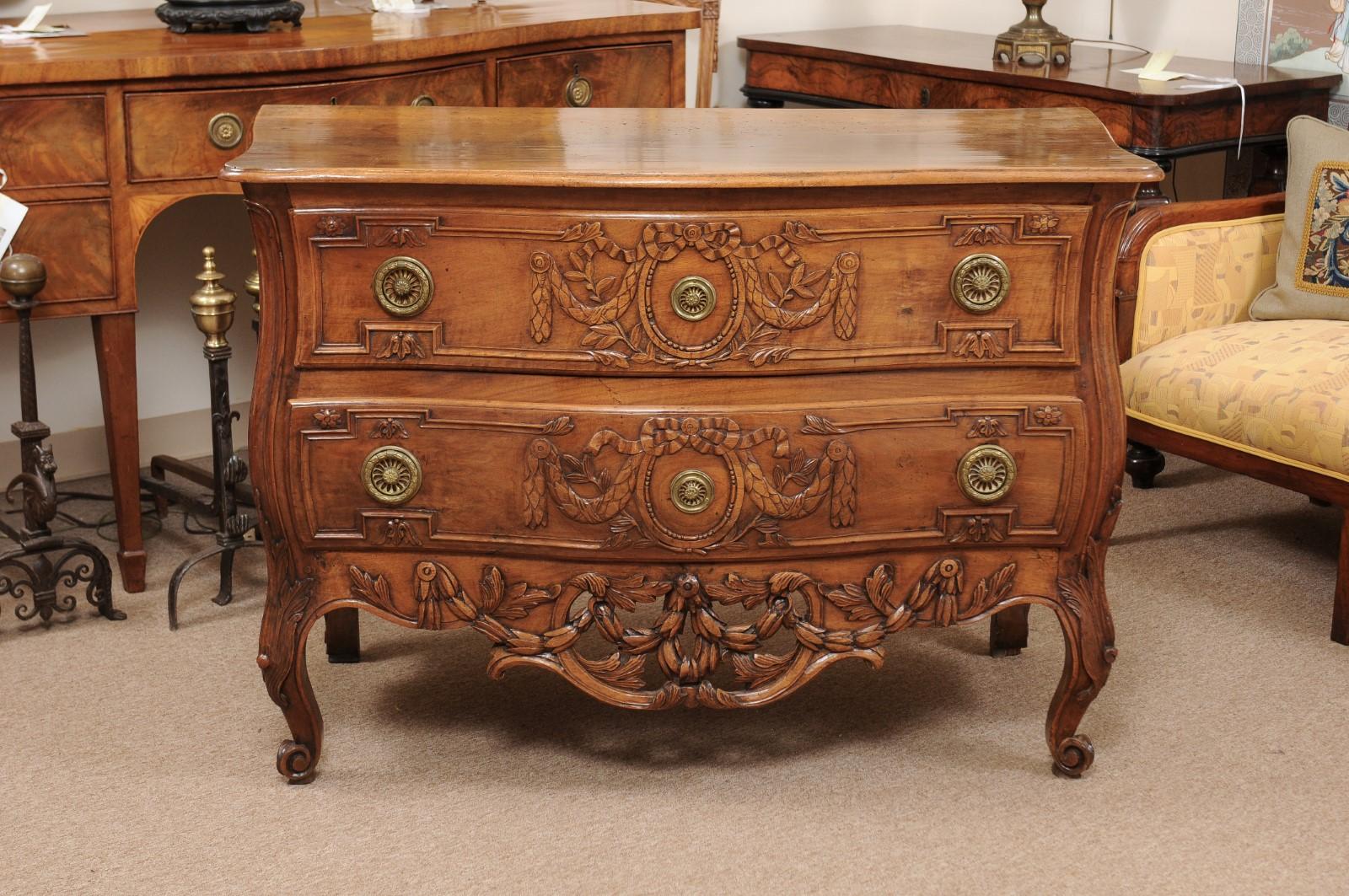 Commode di transizione in noce Luigi XV/XVI con grembiule traforato e gambe cabriole in vendita 10