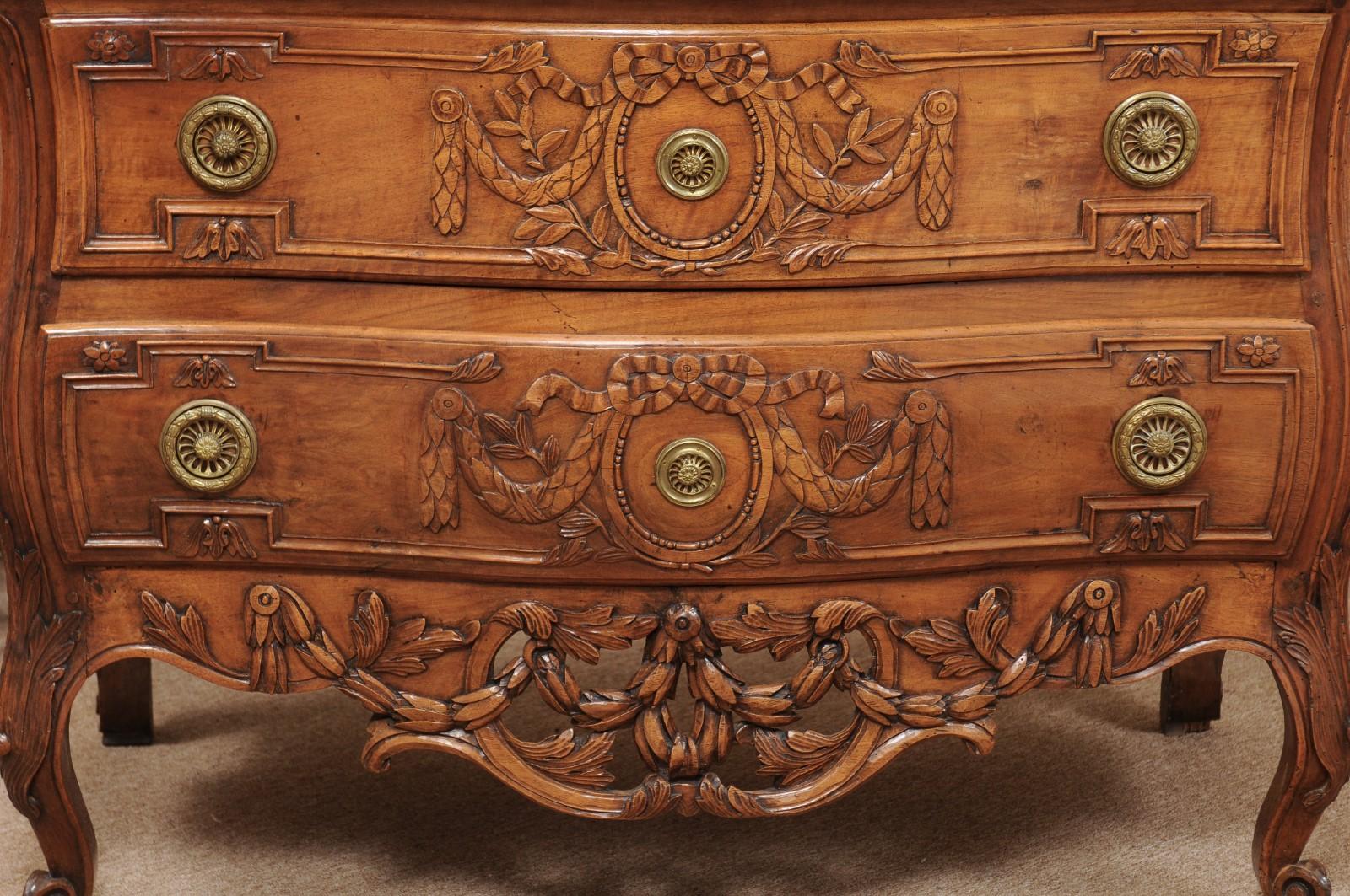 Commode di transizione in noce Luigi XV/XVI con grembiule traforato e gambe cabriole in vendita 11