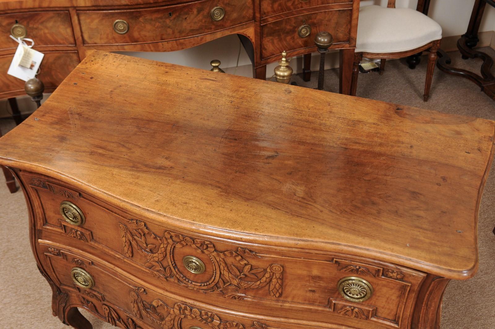 Commode di transizione in noce Luigi XV/XVI con grembiule traforato e gambe cabriole in vendita 12