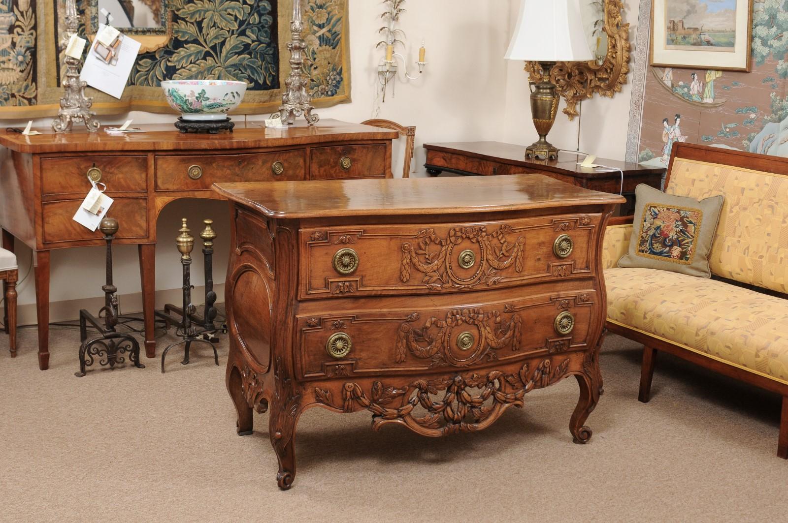 Francese Commode di transizione in noce Luigi XV/XVI con grembiule traforato e gambe cabriole in vendita
