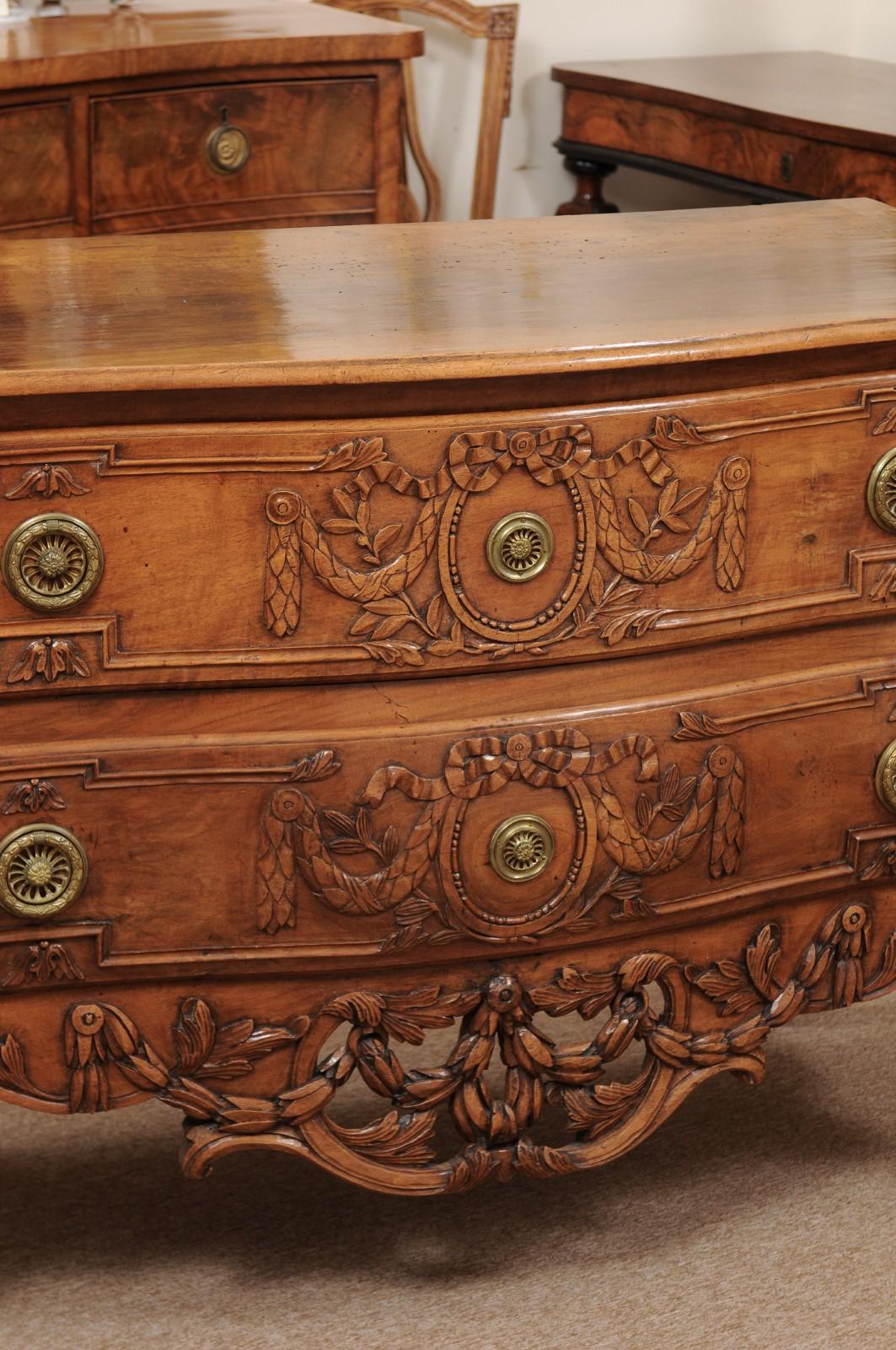 Commode di transizione in noce Luigi XV/XVI con grembiule traforato e gambe cabriole In condizioni buone in vendita a Atlanta, GA