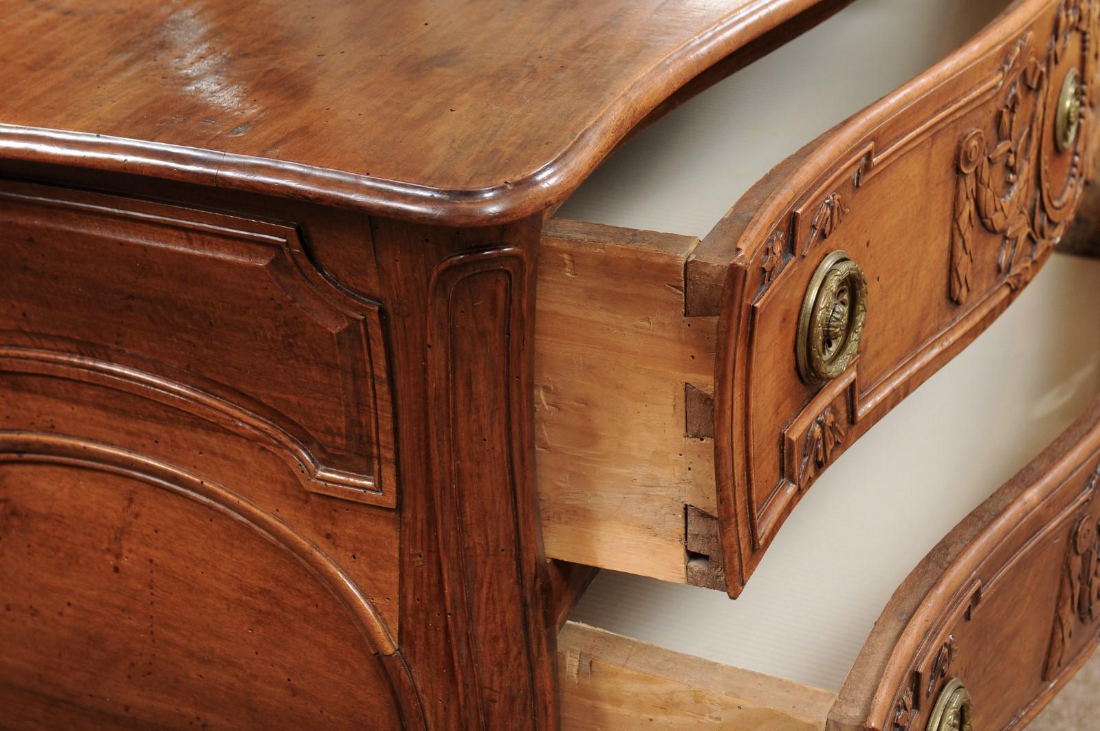 Commode di transizione in noce Luigi XV/XVI con grembiule traforato e gambe cabriole in vendita 1