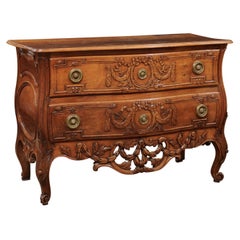 Louis XV/XVI Kommode aus Nussbaum mit durchbrochener Schürze & Cabriole Beinen
