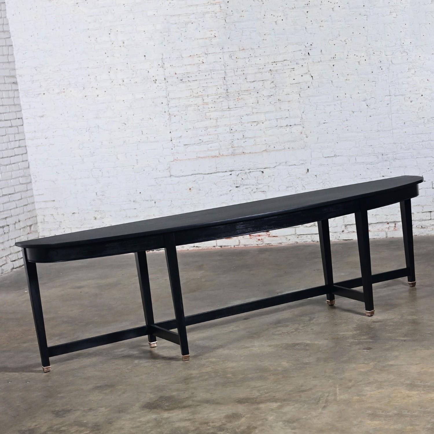 Fédéral Table console Demilune en acajou monumental transitionnel Finition peinte en noir en vente