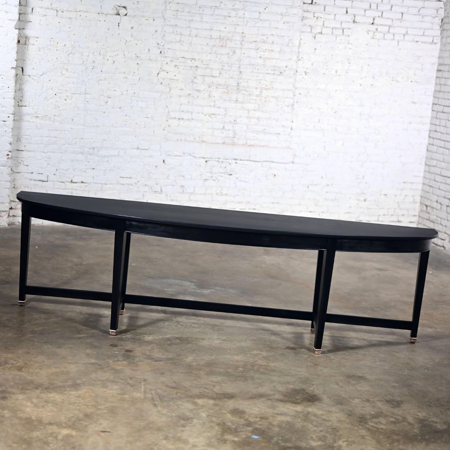 Inconnu Table console Demilune en acajou monumental transitionnel Finition peinte en noir en vente