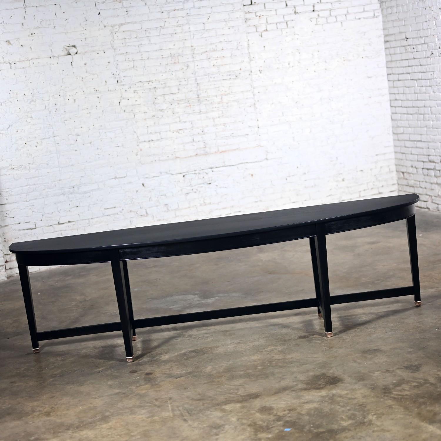 Table console Demilune en acajou monumental transitionnel Finition peinte en noir Bon état - En vente à Topeka, KS