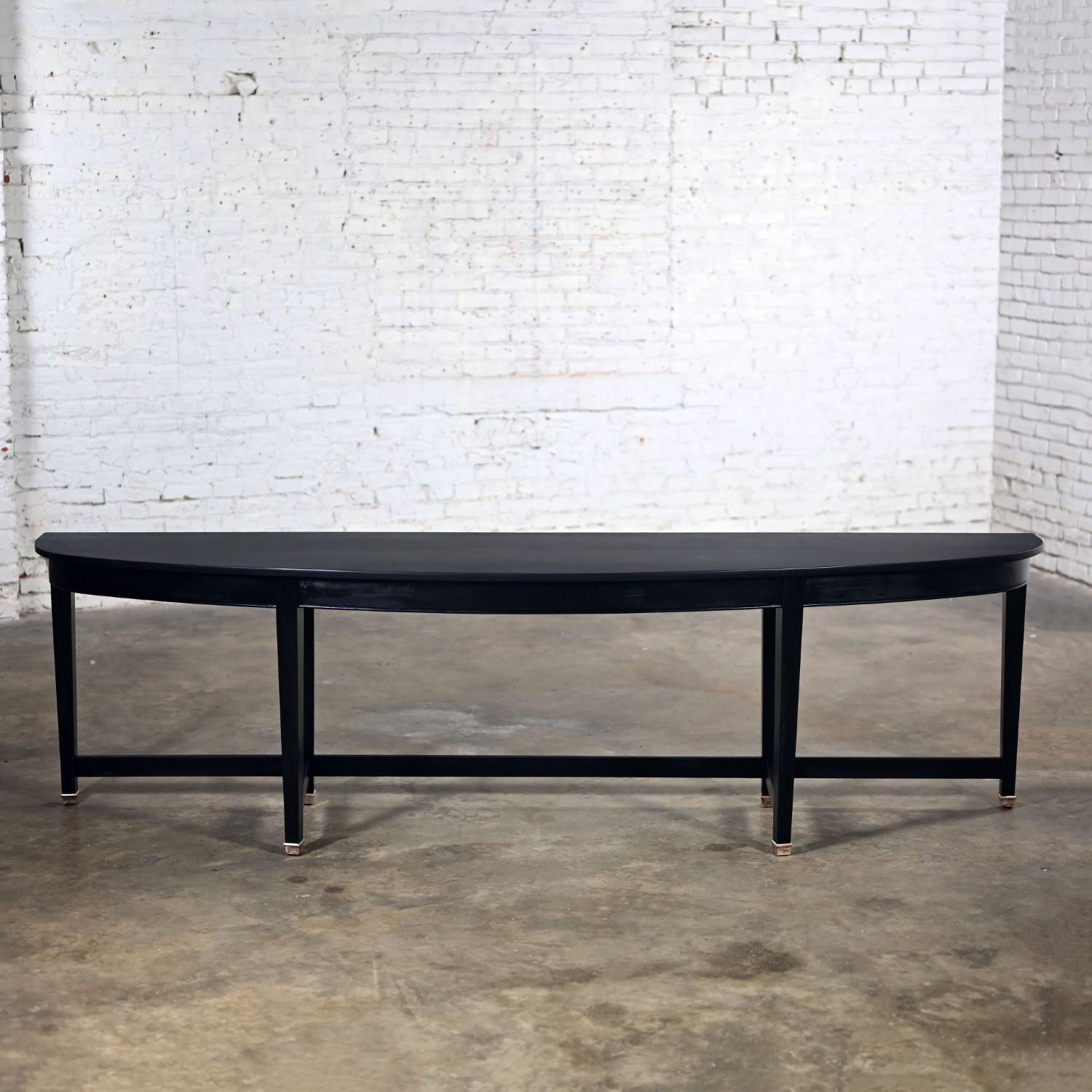 20ième siècle Table console Demilune en acajou monumental transitionnel Finition peinte en noir en vente