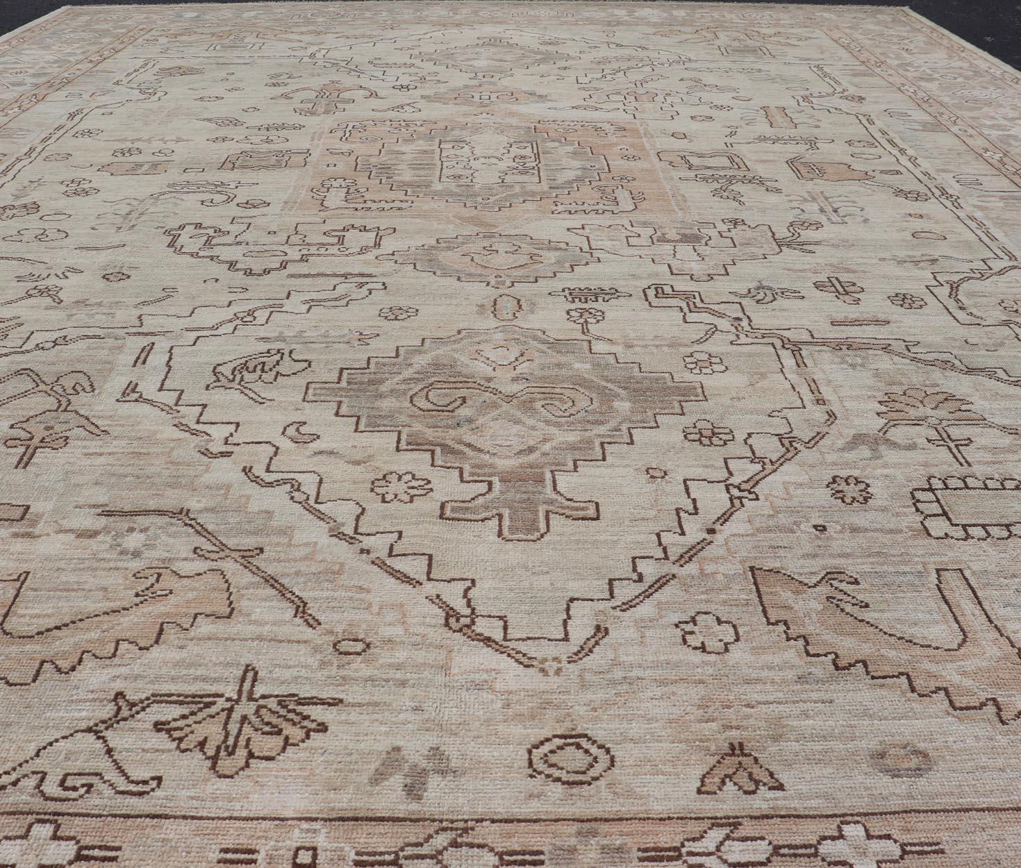 Tapis transitionnel Oushak avec champs et accents taupe doux en brun 8'9 x 11'7 en vente 5