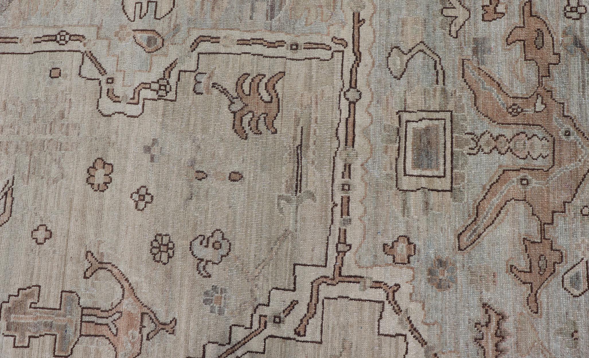 Mesures : 8'9 x 11'7 
Tapis transitionnel Oushak avec champs et accents Taupe doux en brun 8'9 x 11'7. Keivan Woven Arts. tapis /AWR-737 / Début du 21e siècle, Oushak.

Tapis Oushak de transition présentant un champ gris légèrement délavé avec des