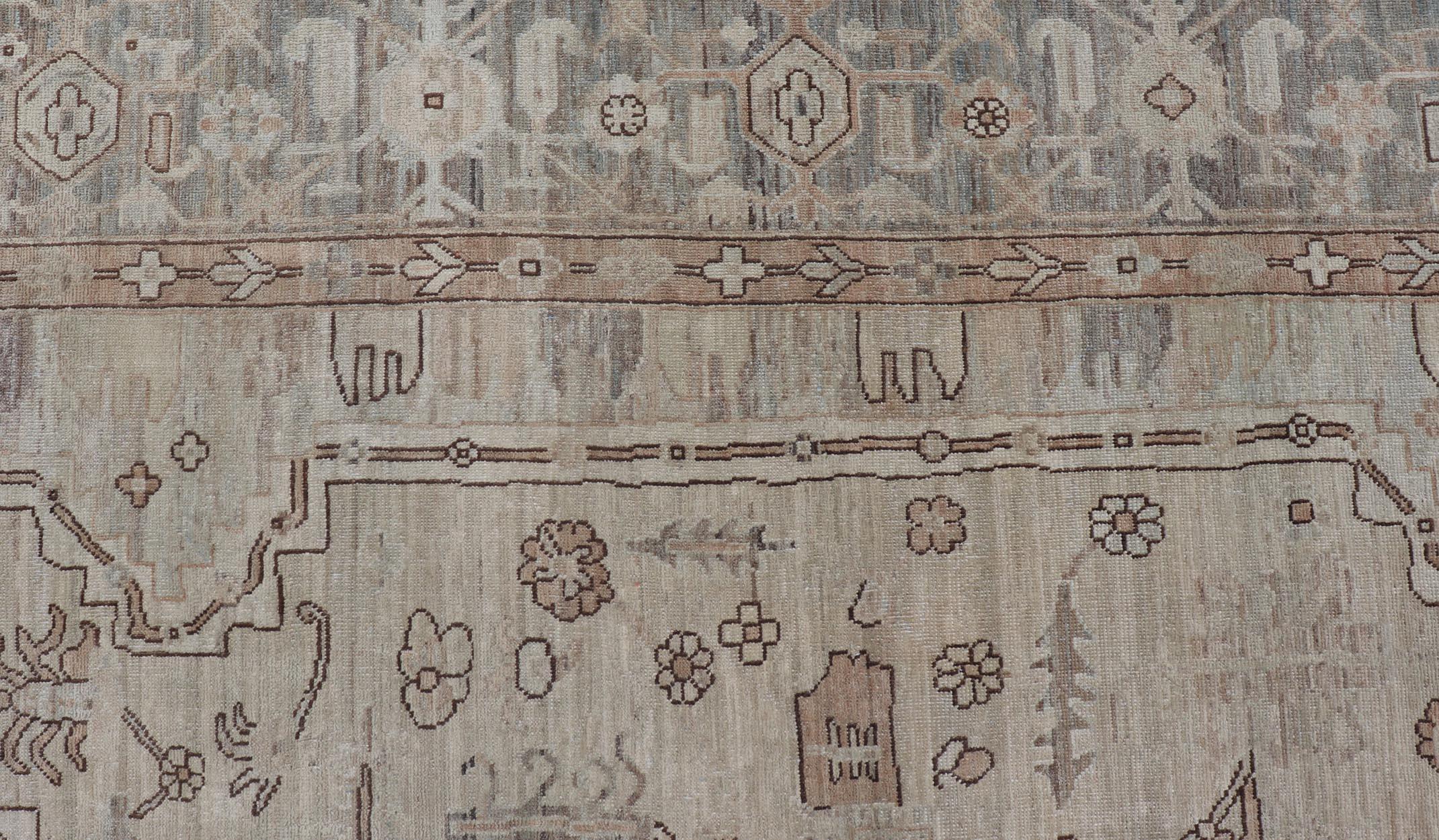 Afghan Tapis transitionnel Oushak avec champs et accents taupe doux en brun 8'9 x 11'7 en vente