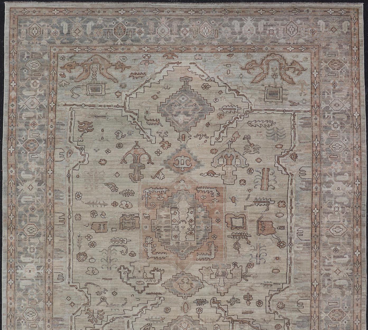 Noué à la main Tapis transitionnel Oushak avec champs et accents taupe doux en brun 8'9 x 11'7 en vente