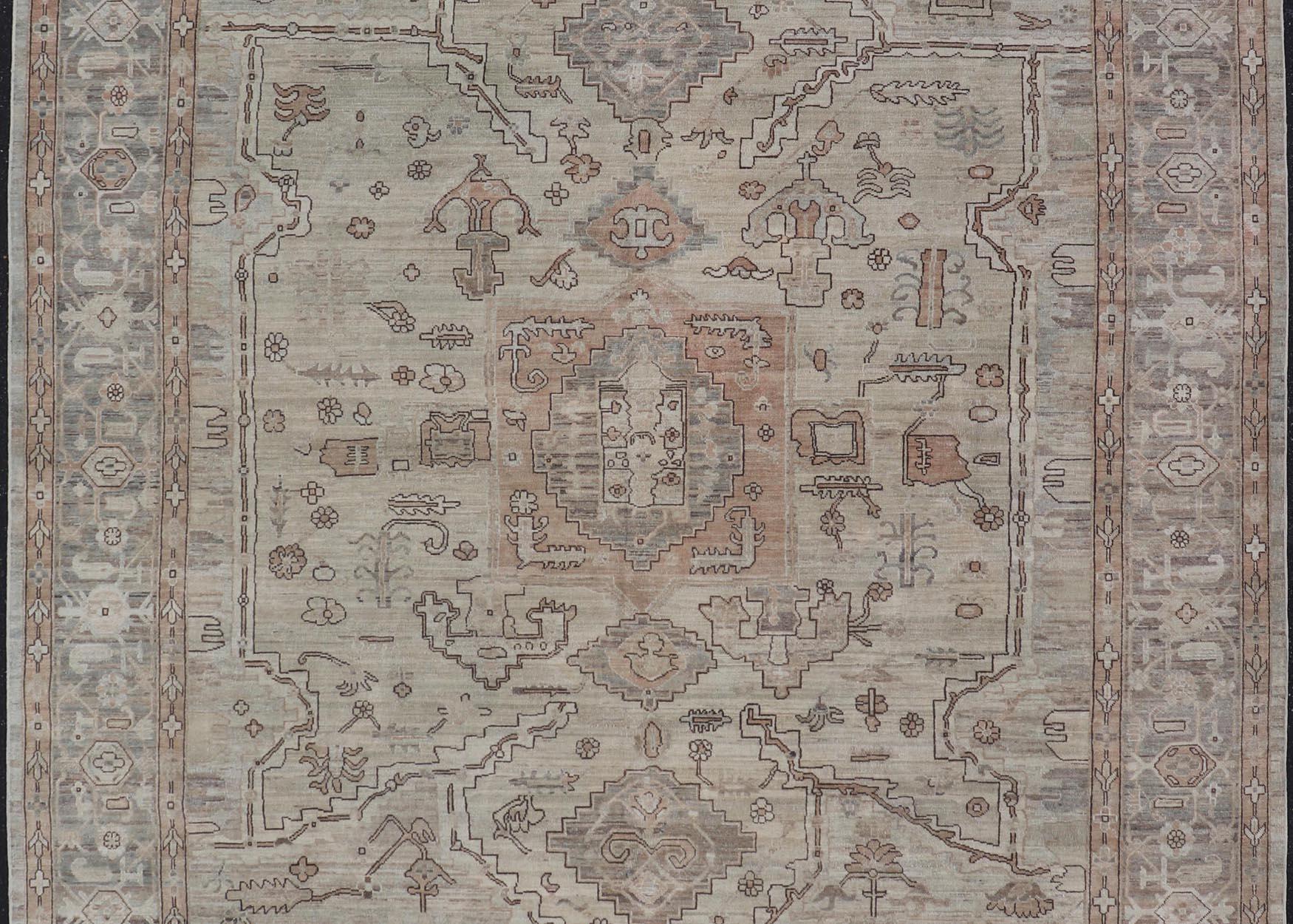 Tapis transitionnel Oushak avec champs et accents taupe doux en brun 8'9 x 11'7 Excellent état - En vente à Atlanta, GA