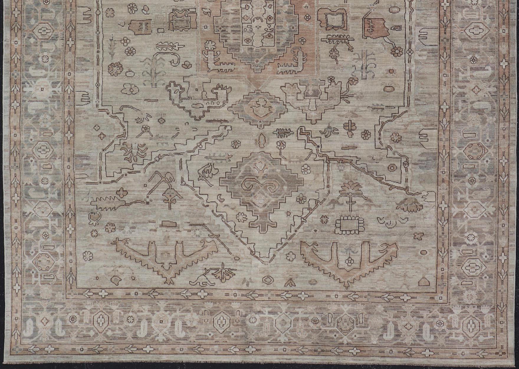 XXIe siècle et contemporain Tapis transitionnel Oushak avec champs et accents taupe doux en brun 8'9 x 11'7 en vente