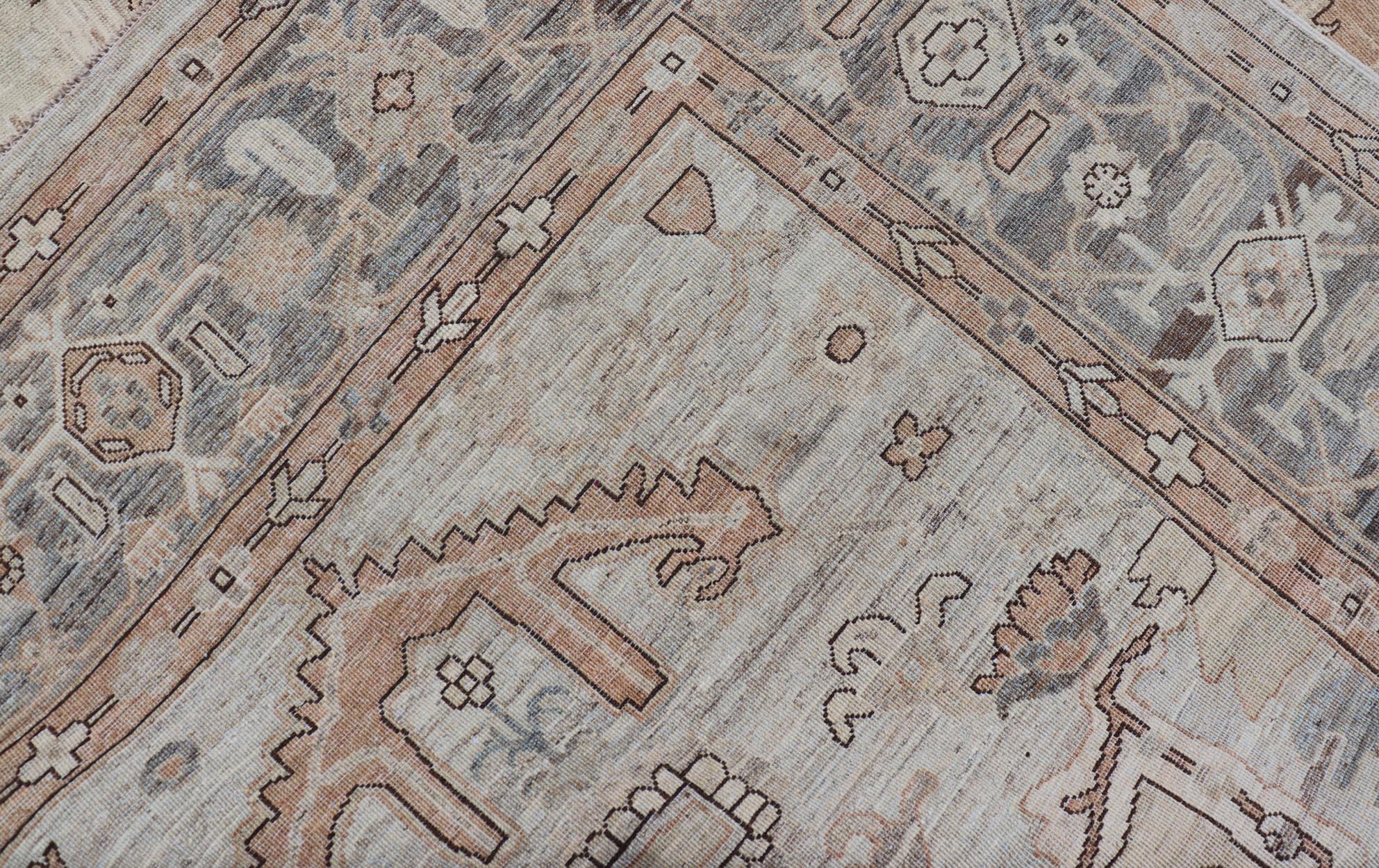 Laine Tapis transitionnel Oushak avec champs et accents taupe doux en brun 8'9 x 11'7 en vente