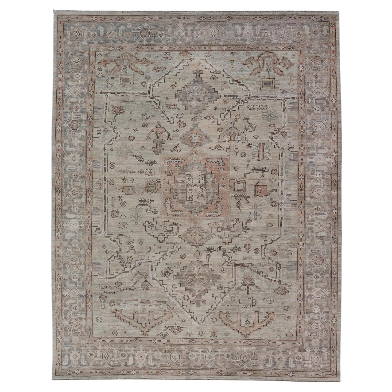 Tapis transitionnel Oushak avec champs et accents taupe doux en brun 8'9 x 11'7 en vente