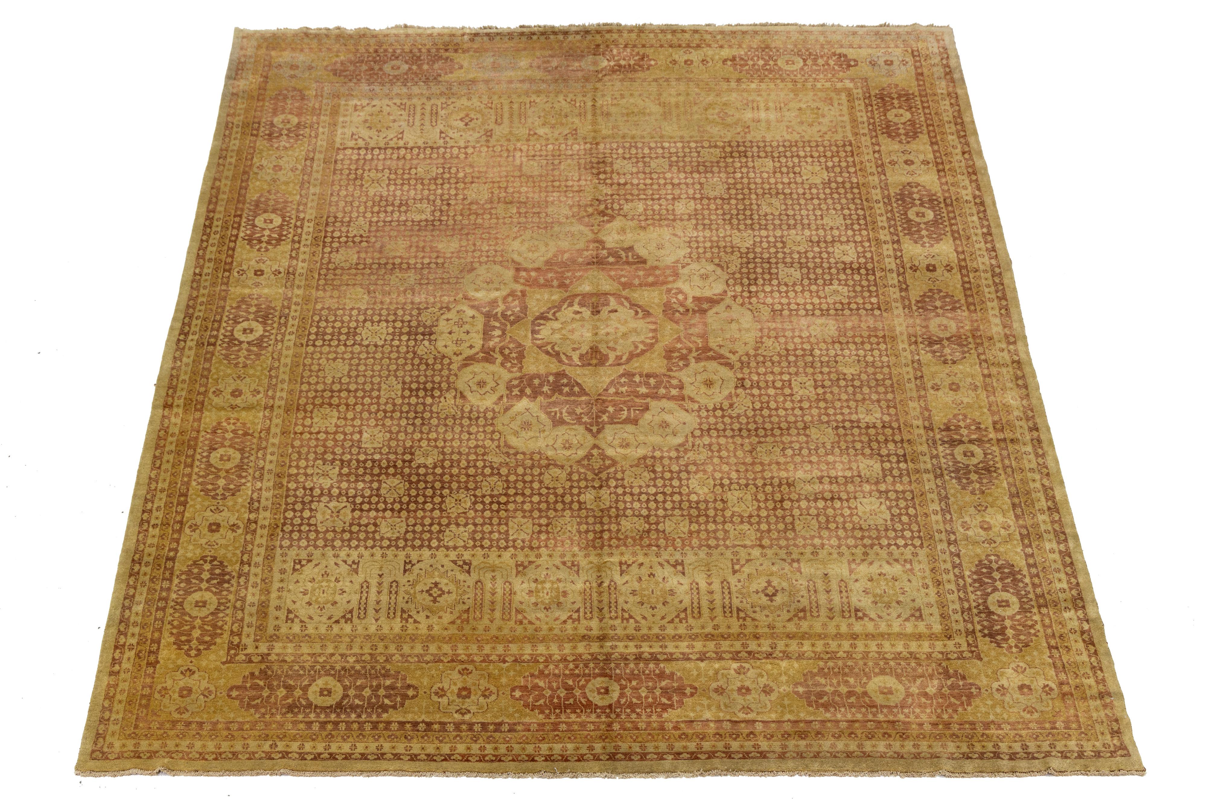 Ce tapis en laine de style Oushak noué à la main allie admirablement l'esthétique moderne au charme intemporel de l'artisanat traditionnel Oushak. Doté d'un riche fond en terre cuite, il est orné de vibrants motifs floraux qui créent une étonnante