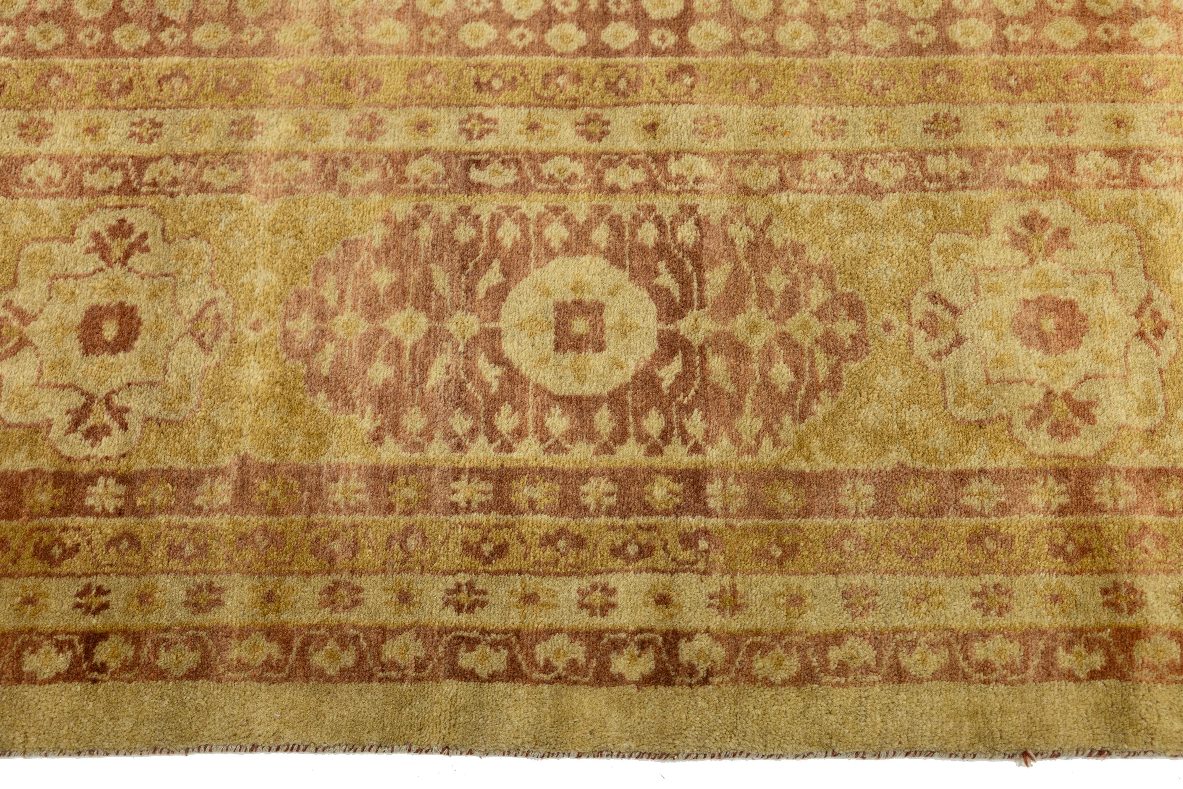 Tapis transitionnel en laine de style Oushak, fait à la main en Terracota, avec motifs de médaillons en vente 2