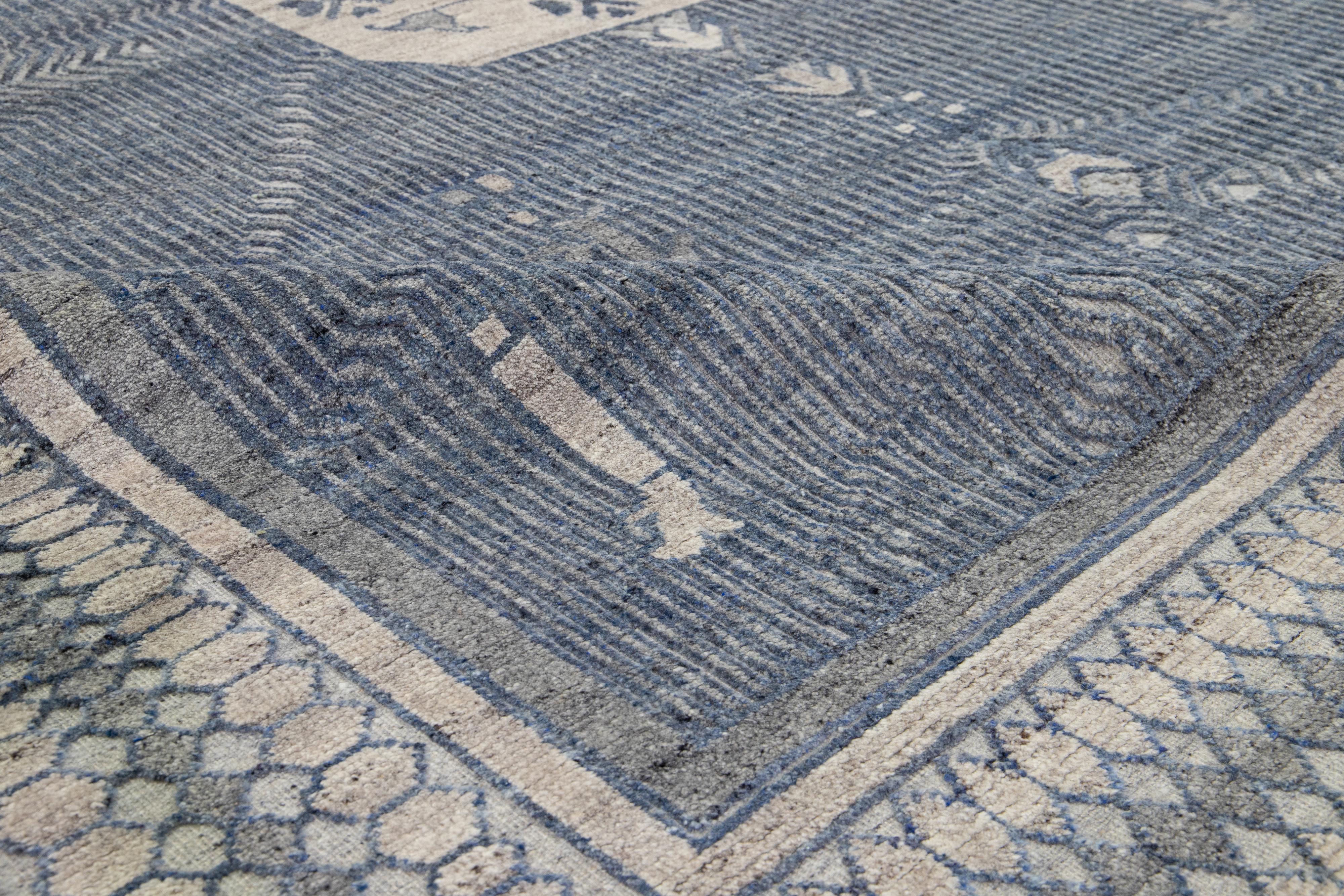 Tappeto di transizione in lana stile Oushak in blu con disegno a medaglione di Apadana in vendita 2
