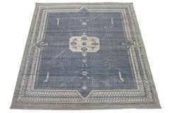 Tappeto di transizione in lana stile Oushak in blu con disegno a medaglione di Apadana