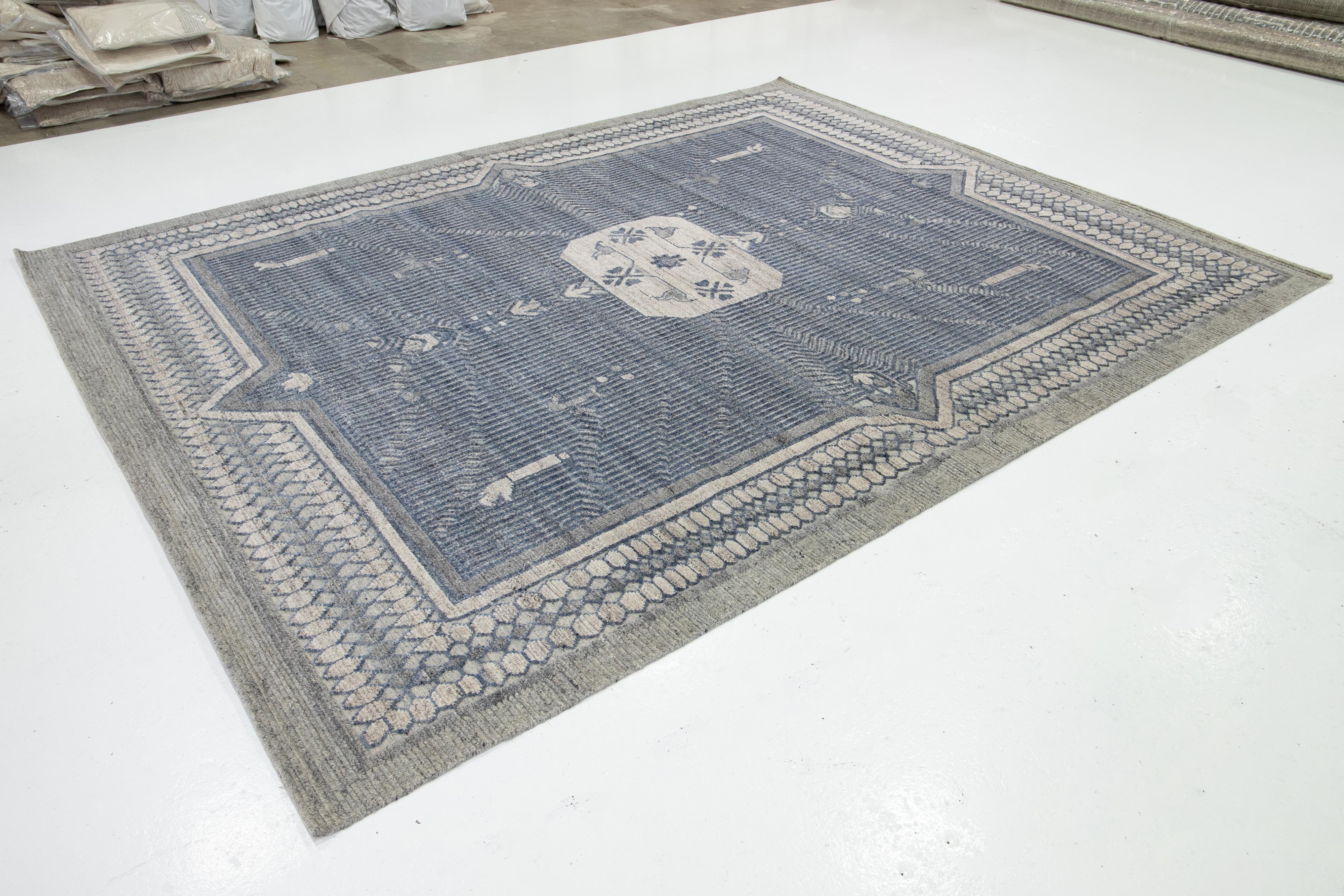 Moderno Tappeto di transizione in lana stile Oushak in blu con disegno a medaglione di Apadana in vendita