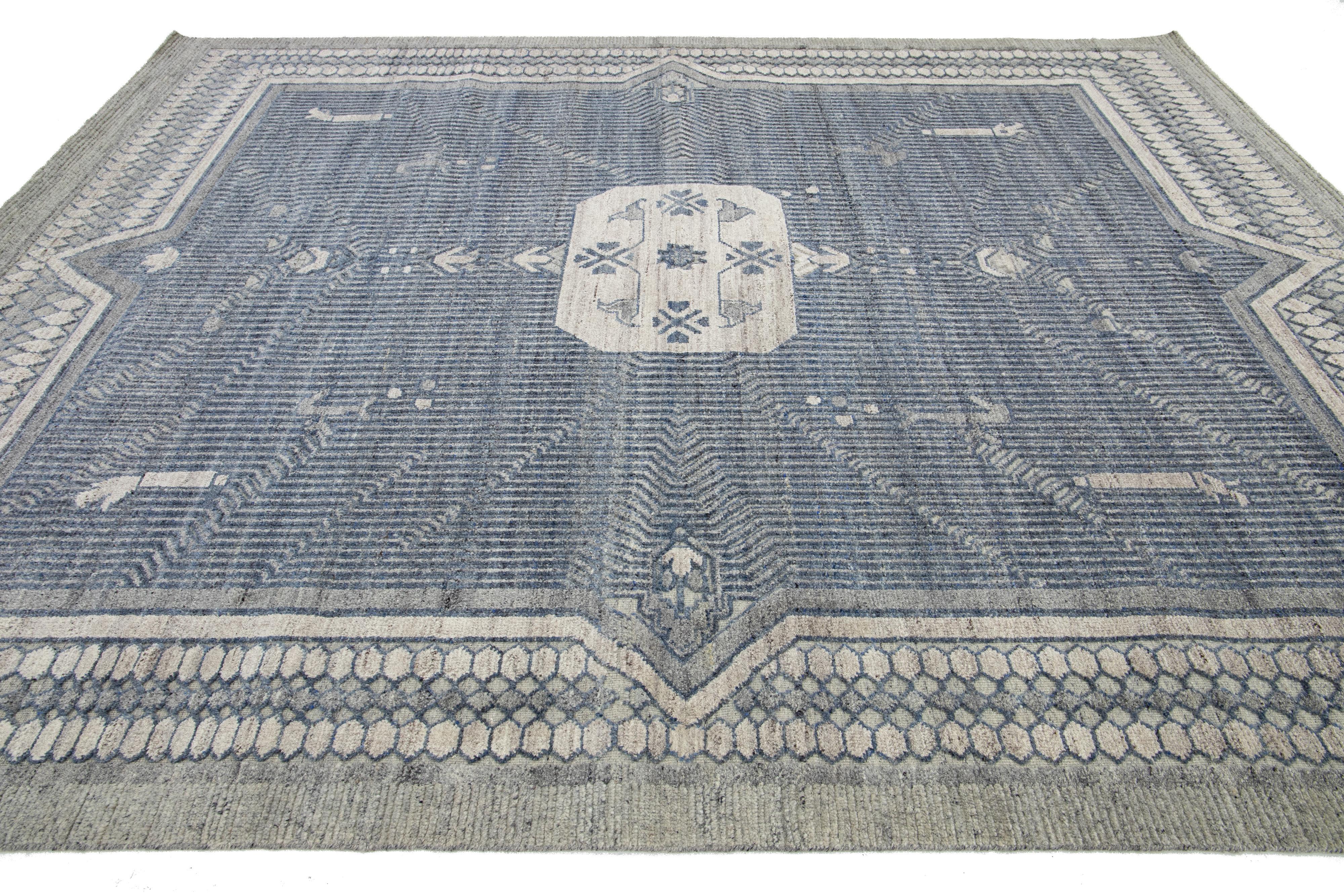 Tappeto di transizione in lana stile Oushak in blu con disegno a medaglione di Apadana In condizioni Nuovo in vendita a Norwalk, CT