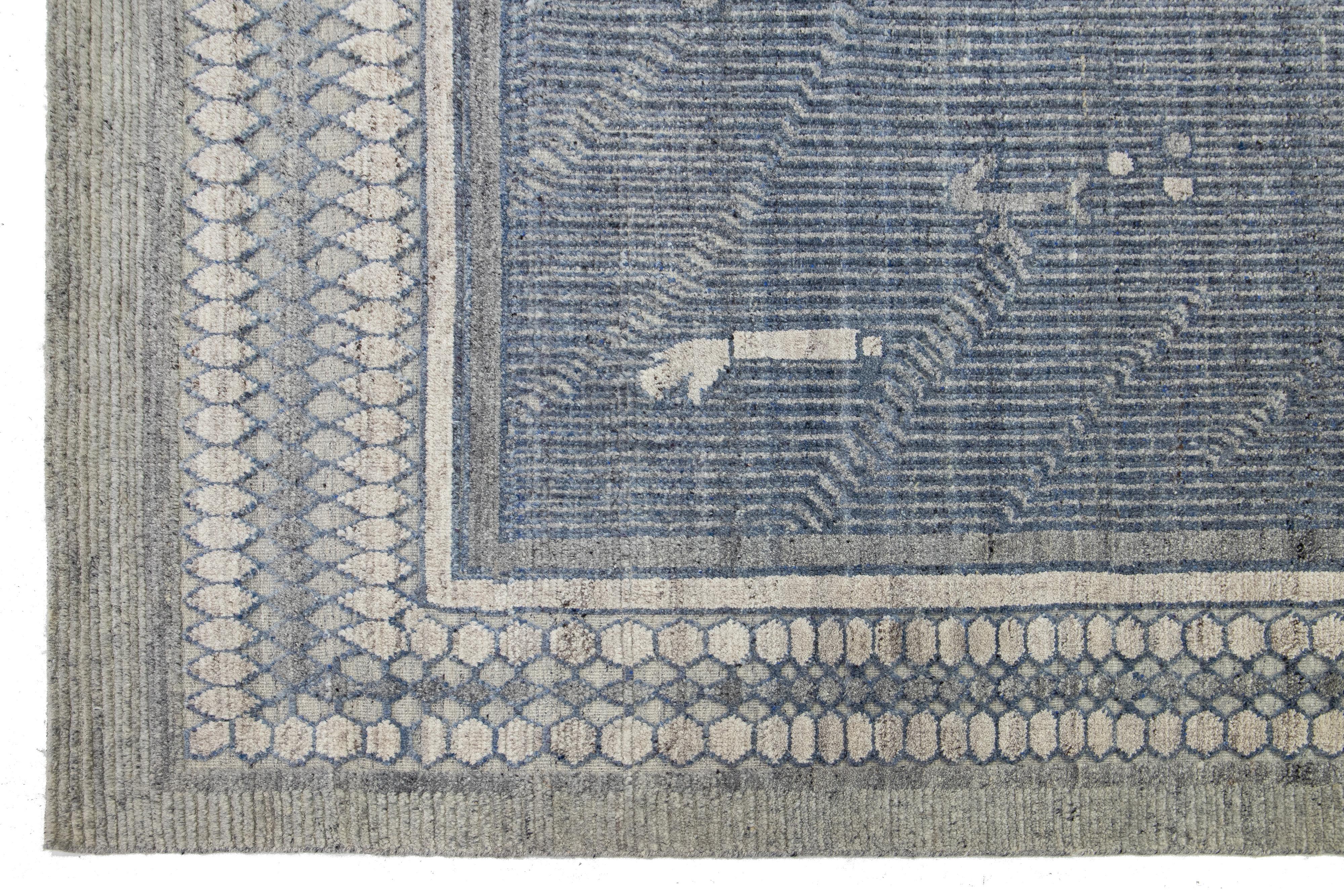 XXI secolo e contemporaneo Tappeto di transizione in lana stile Oushak in blu con disegno a medaglione di Apadana in vendita